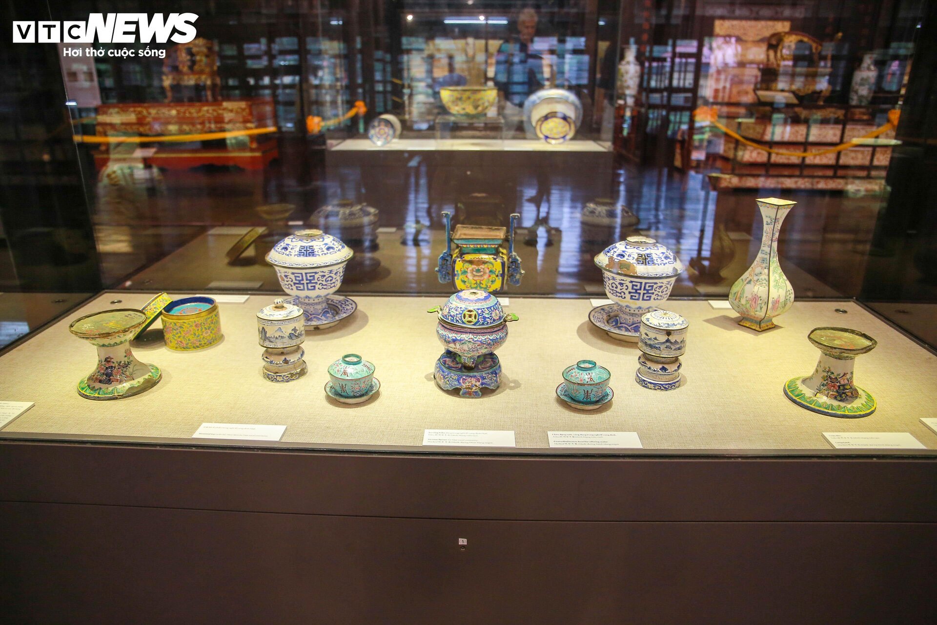 Cận cảnh những báu vật trong bảo tàng cung đình trăm tuổi ở cố đô Huế - 7
