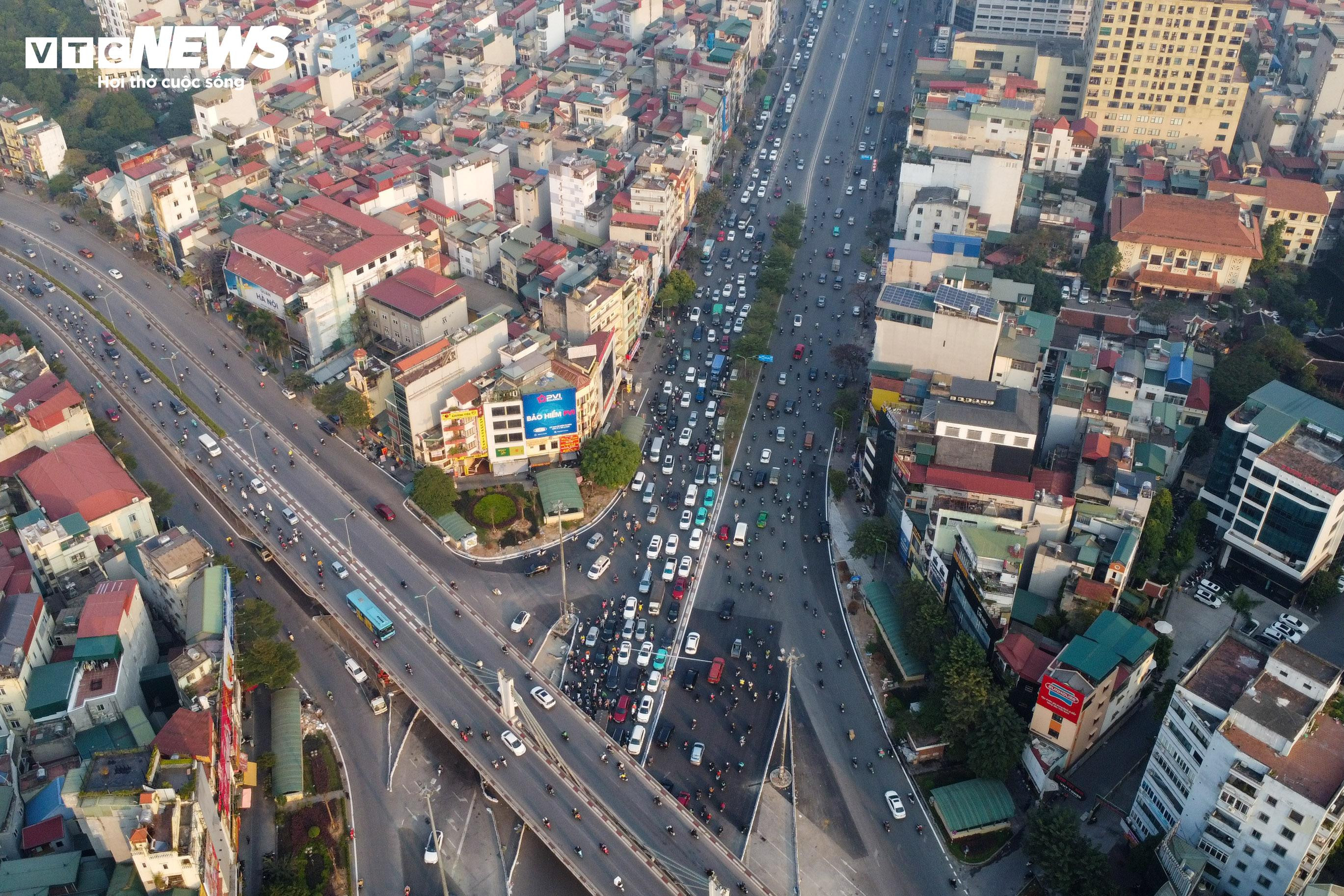 Ngã Tư Sở ở Hà Nội hết cảnh ùn tắc sau lần thứ 5 tổ chức lại giao thông - 15