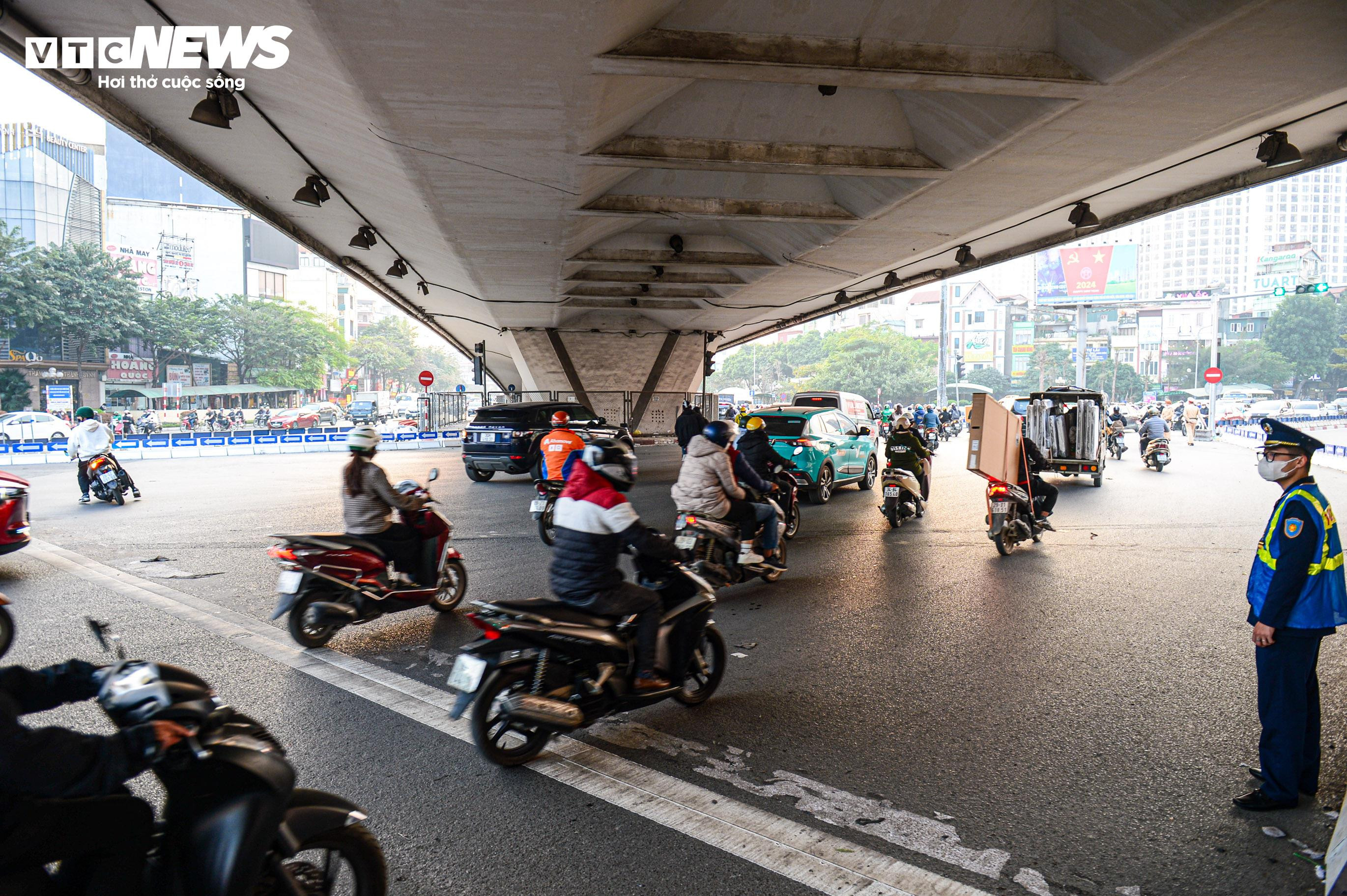 Ngã Tư Sở ở Hà Nội hết cảnh ùn tắc sau lần thứ 5 tổ chức lại giao thông - 5