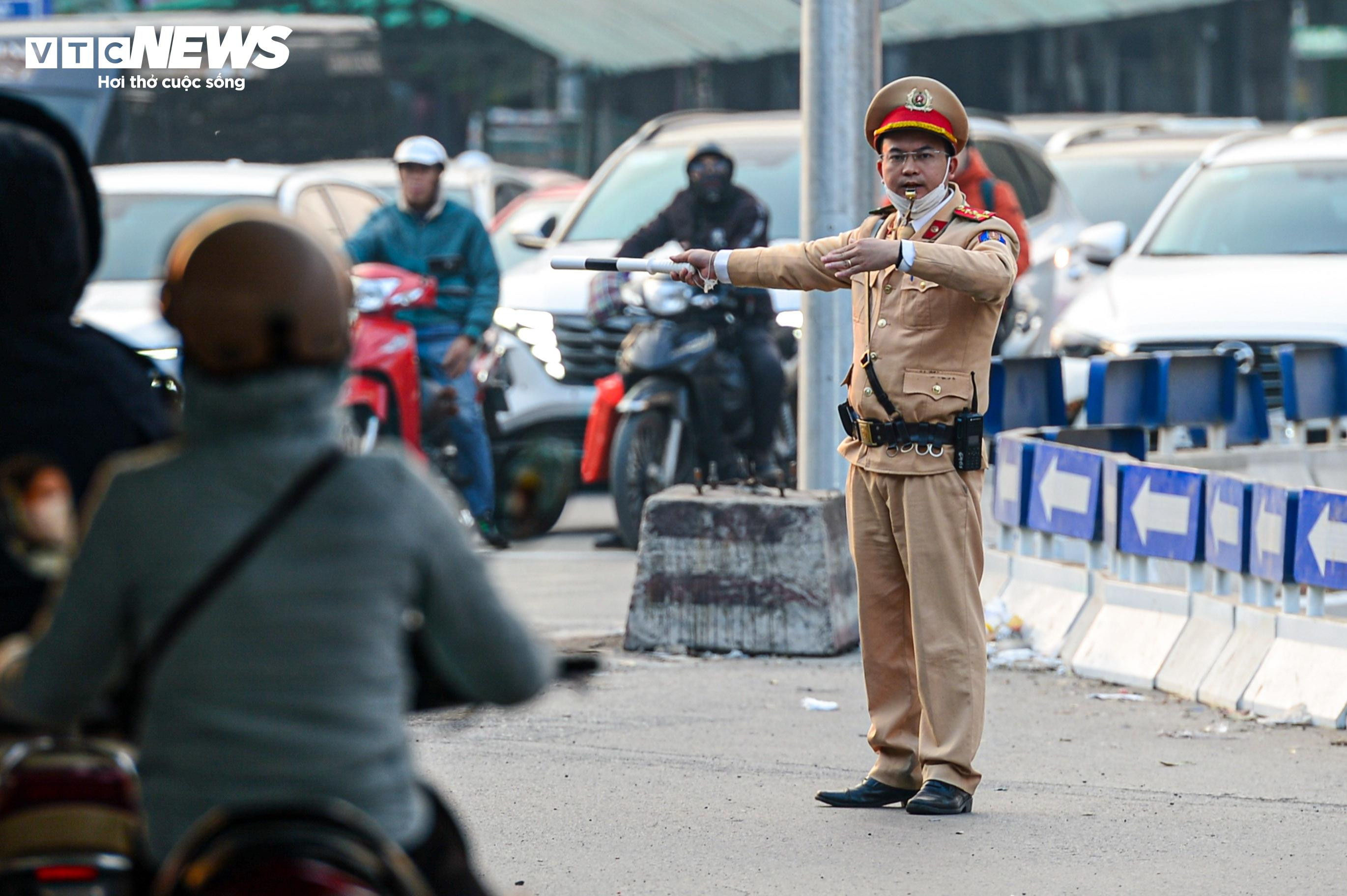 Ngã Tư Sở ở Hà Nội hết cảnh ùn tắc sau lần thứ 5 tổ chức lại giao thông - 14