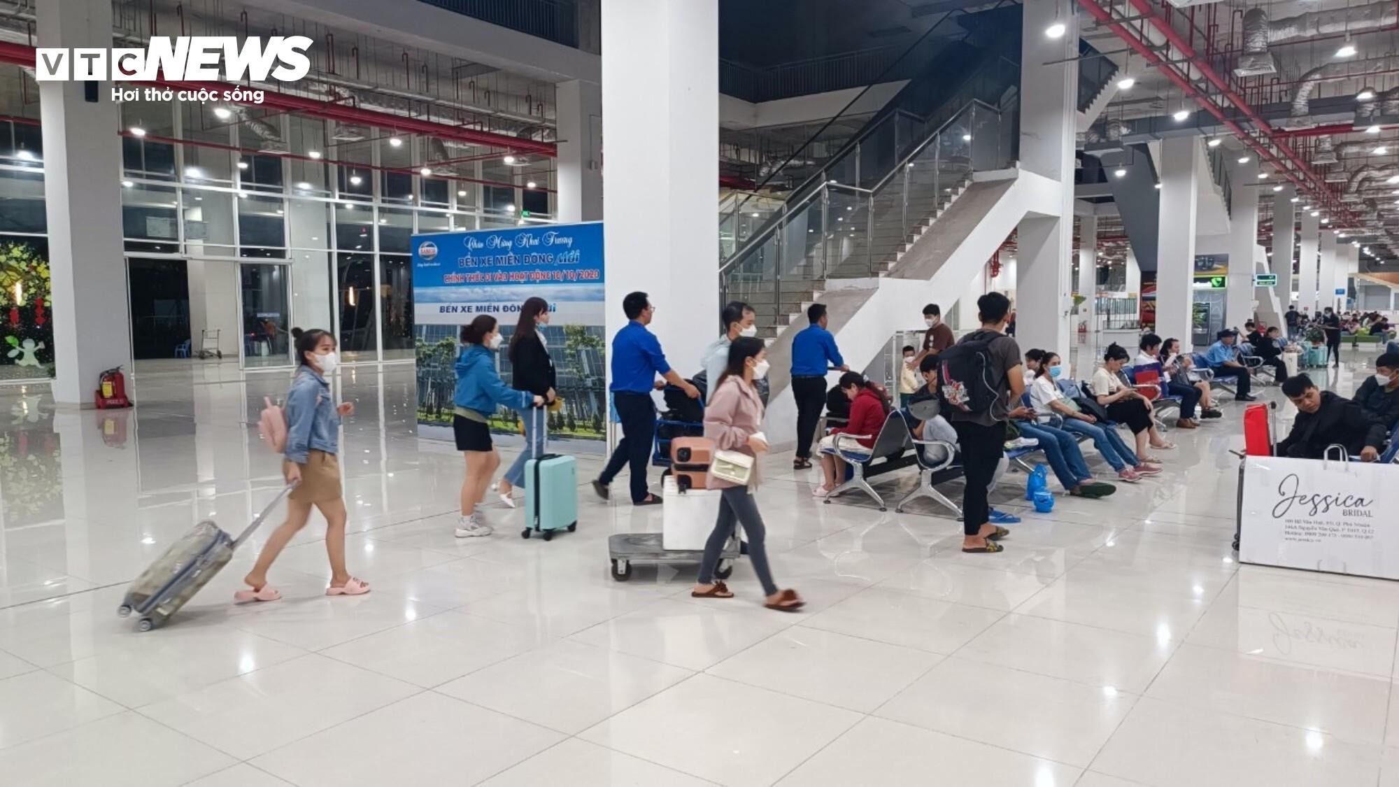 TP.HCM: Cửa ngõ ùn ứ, sân bay và bến xe thông thoáng - 10