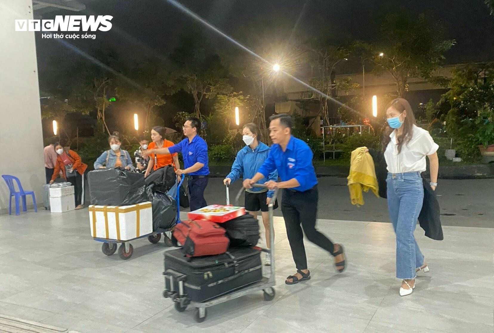 TP.HCM: Cửa ngõ ùn ứ, sân bay và bến xe thông thoáng - 12