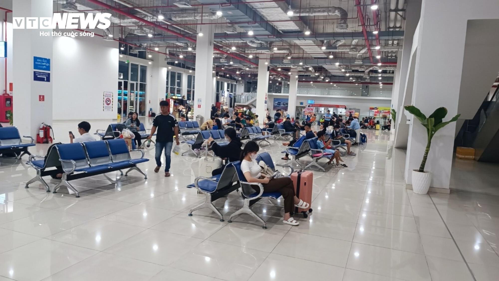 TP.HCM: Cửa ngõ ùn ứ, sân bay và bến xe thông thoáng - 11