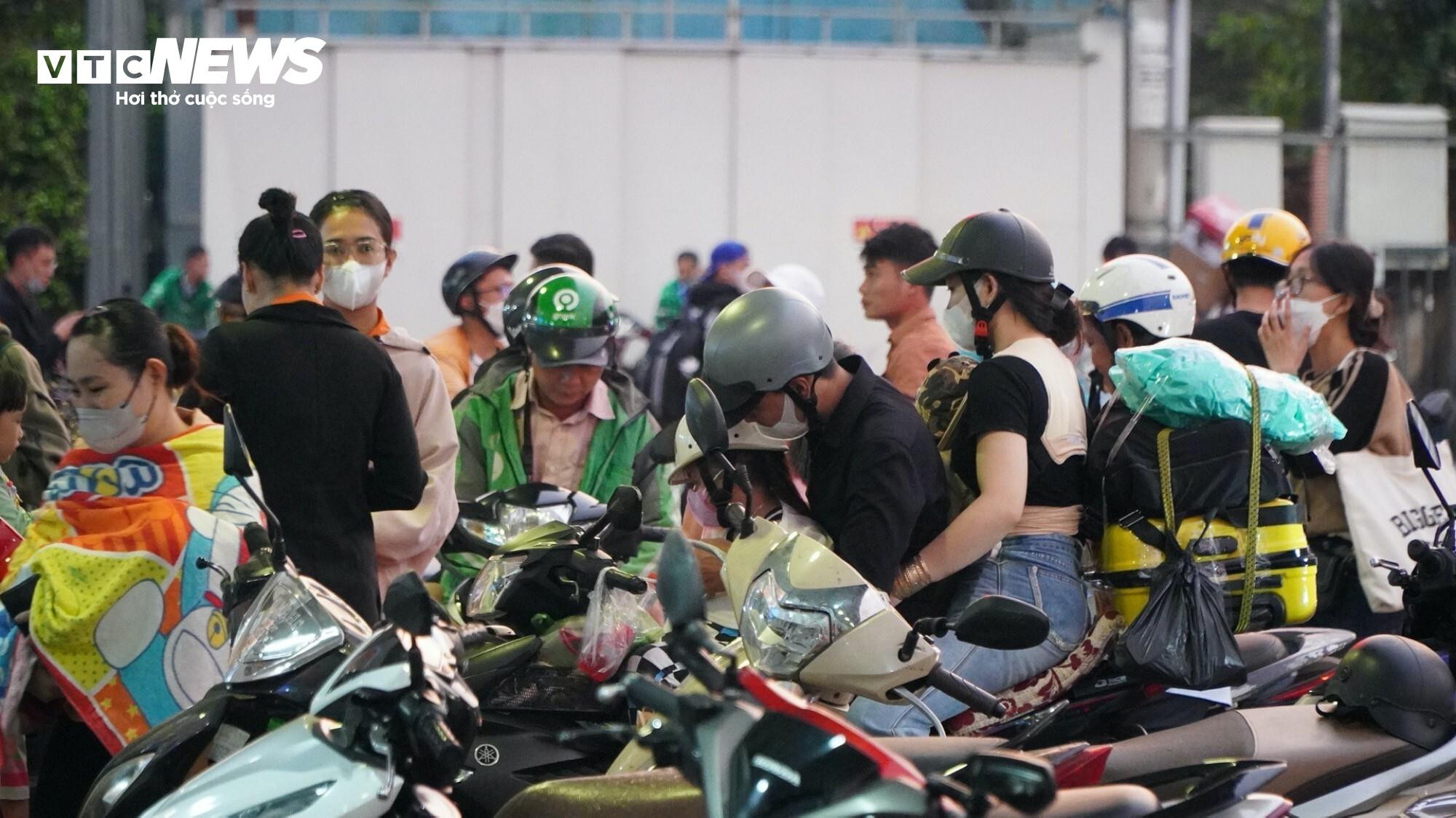 TP.HCM: Cửa ngõ ùn ứ, sân bay và bến xe thông thoáng - 7