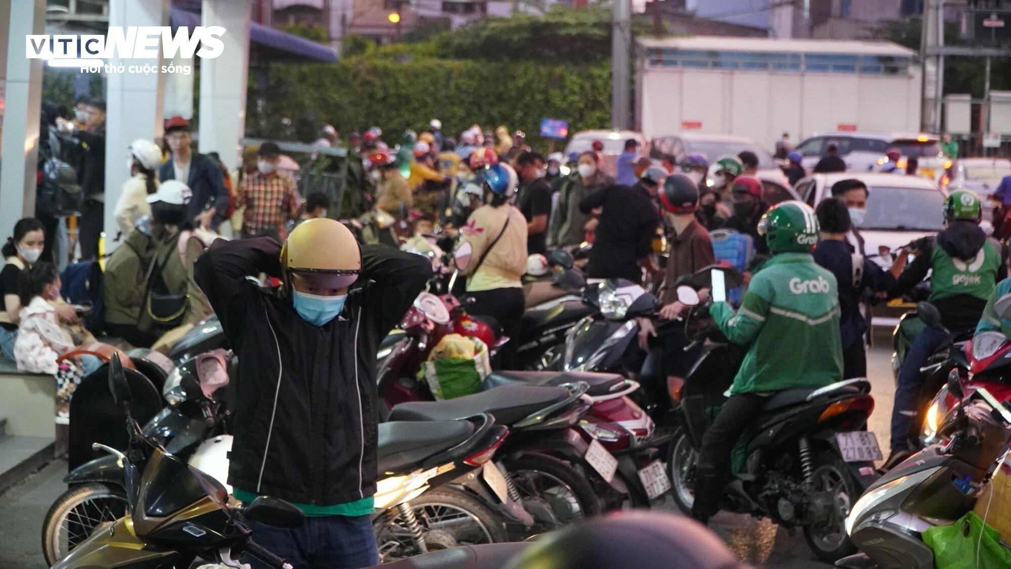 TP.HCM: Cửa ngõ ùn ứ, sân bay và bến xe thông thoáng - 9