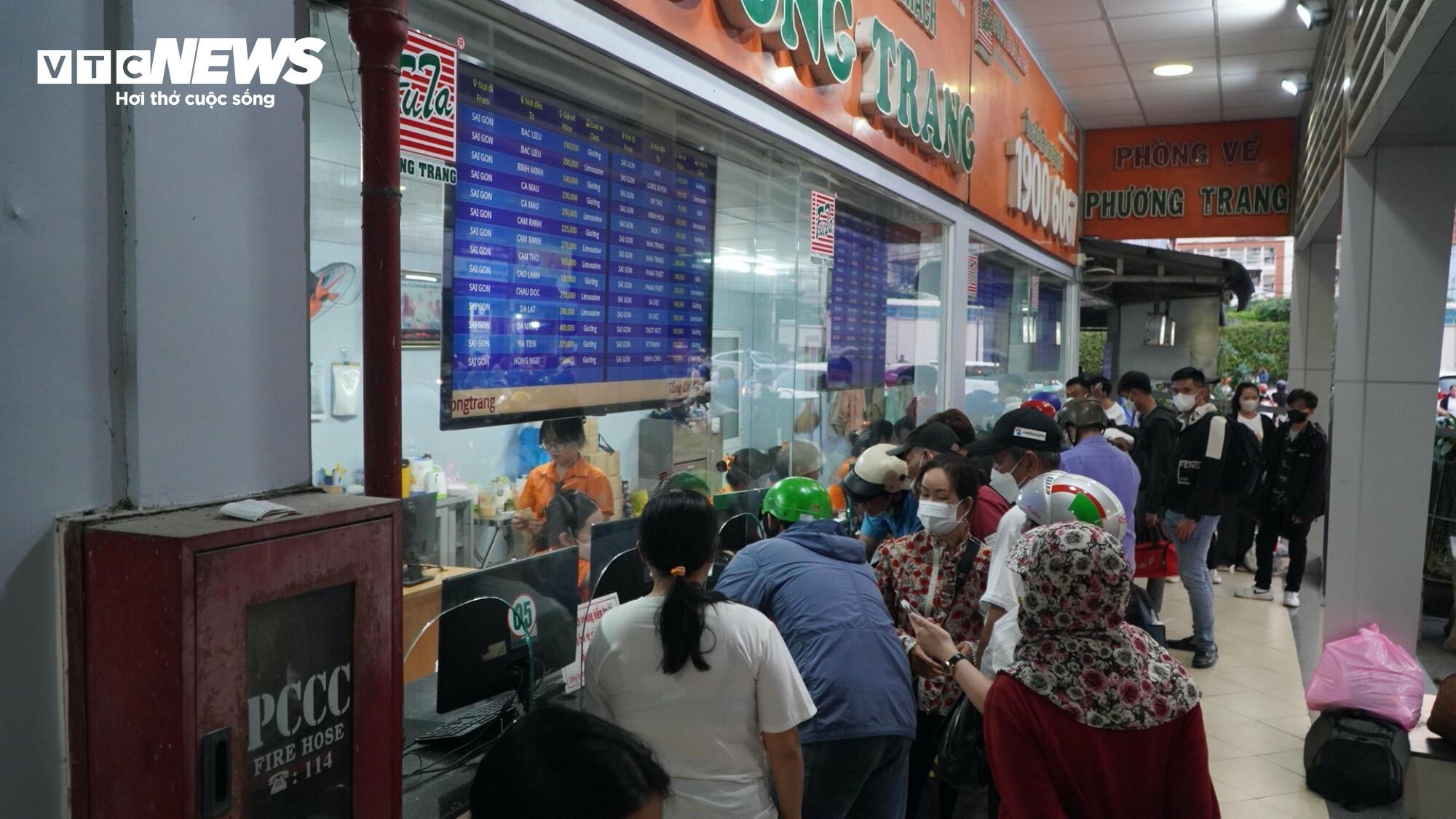 TP.HCM: Cửa ngõ ùn ứ, sân bay và bến xe thông thoáng - 8