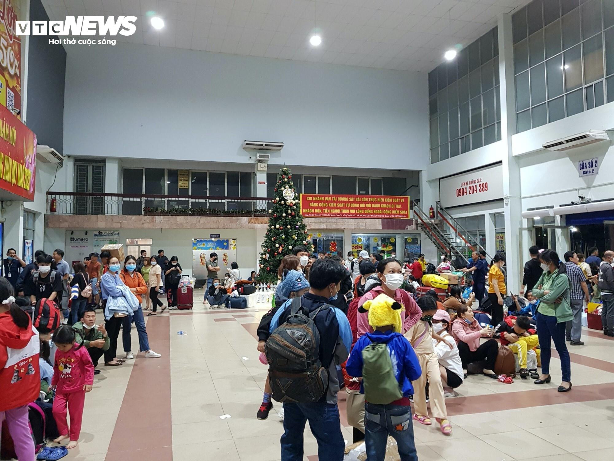 TP.HCM: Cửa ngõ ùn ứ, sân bay và bến xe thông thoáng - 1