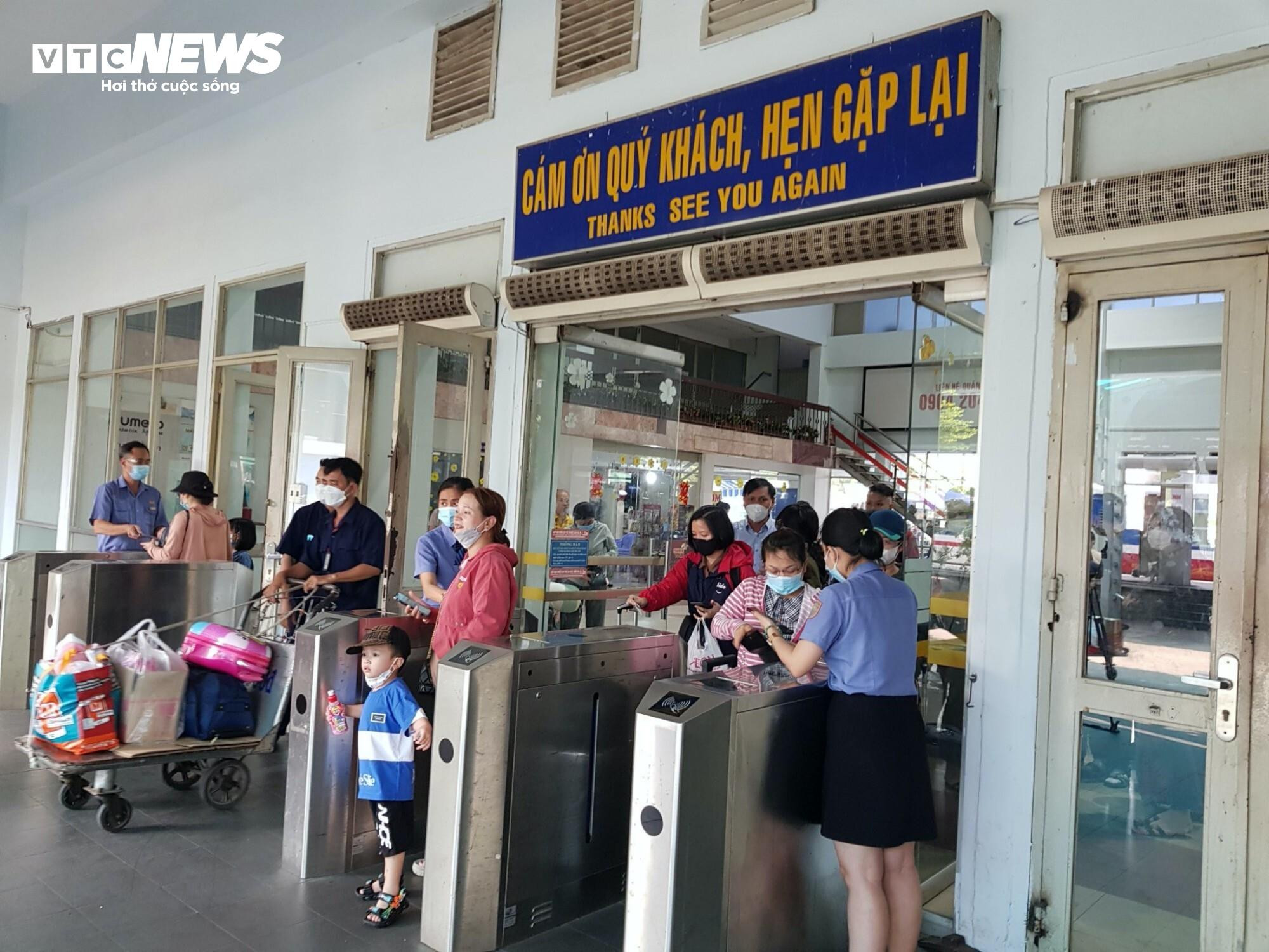 TP.HCM: Cửa ngõ ùn ứ, sân bay và bến xe thông thoáng - 2