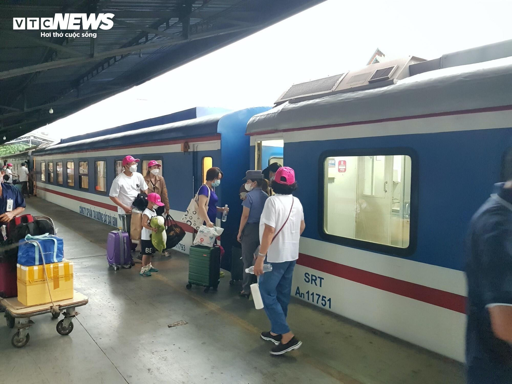 TP.HCM: Cửa ngõ ùn ứ, sân bay và bến xe thông thoáng - 3