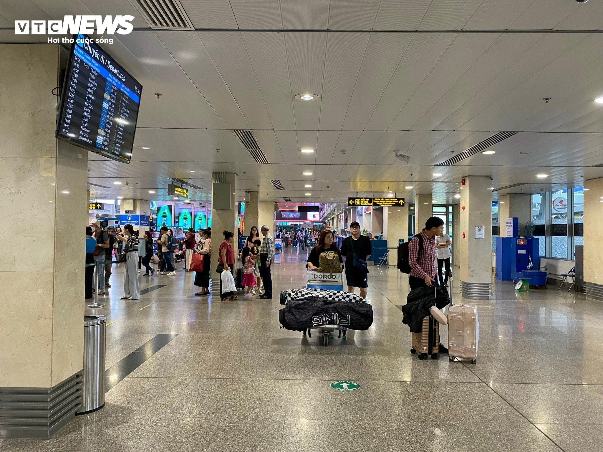 TP.HCM: Cửa ngõ ùn ứ, sân bay và bến xe thông thoáng - 5