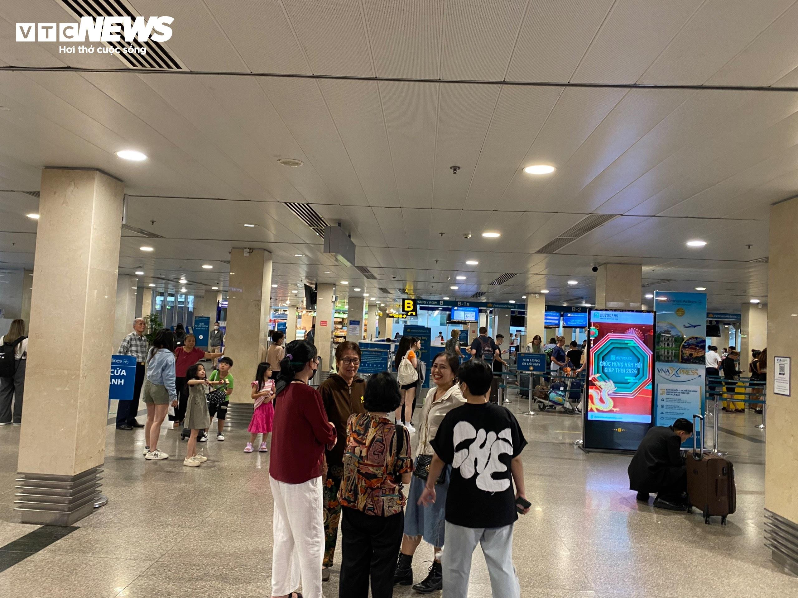 TP.HCM: Cửa ngõ ùn ứ, sân bay và bến xe thông thoáng - 6