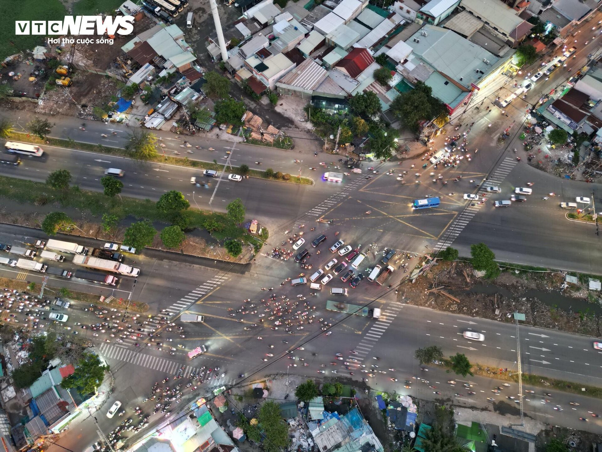 TP.HCM: Cửa ngõ ùn ứ, sân bay và bến xe thông thoáng - 13