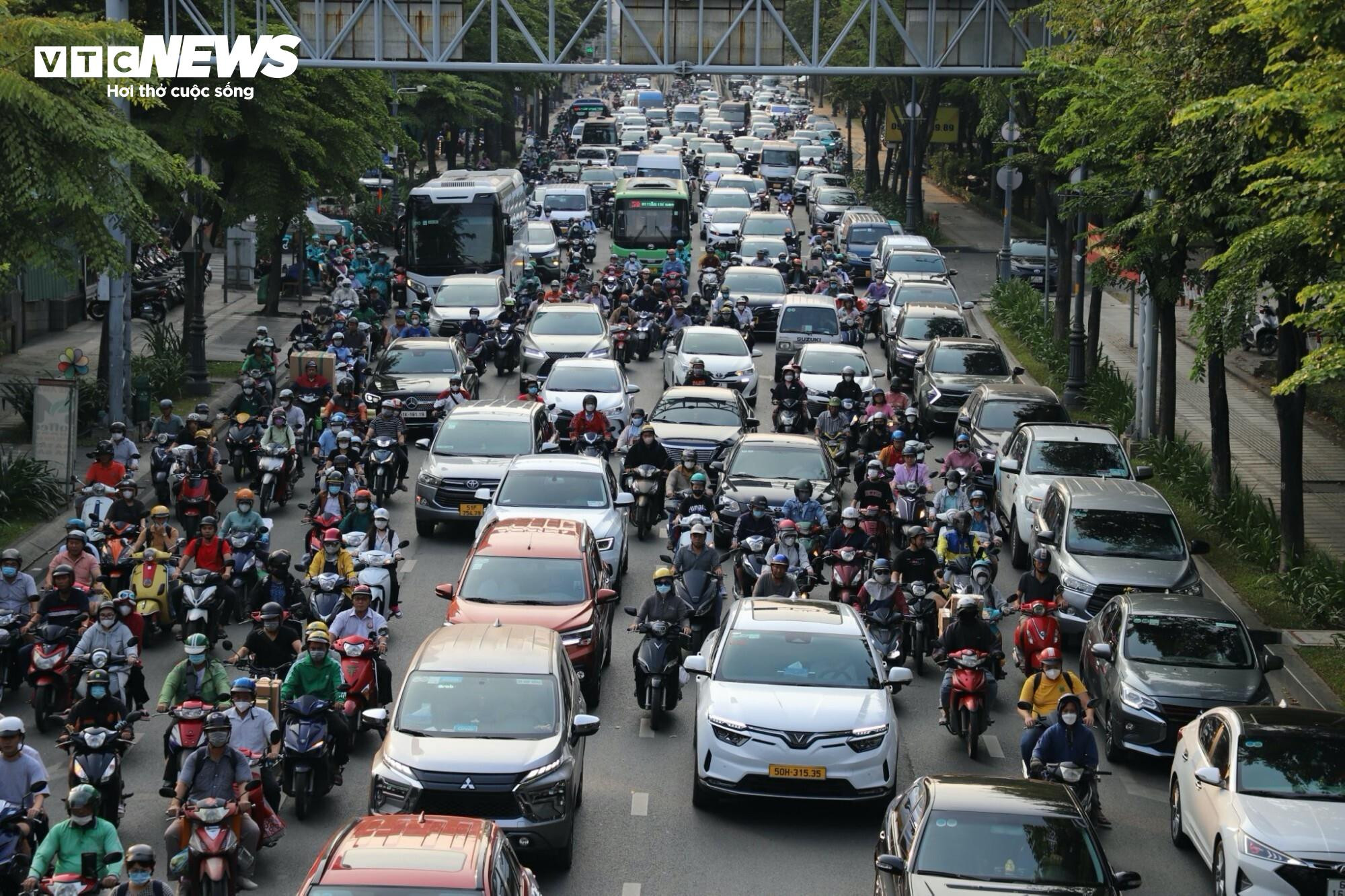 TP.HCM: Cửa ngõ ùn ứ, sân bay và bến xe thông thoáng - 4