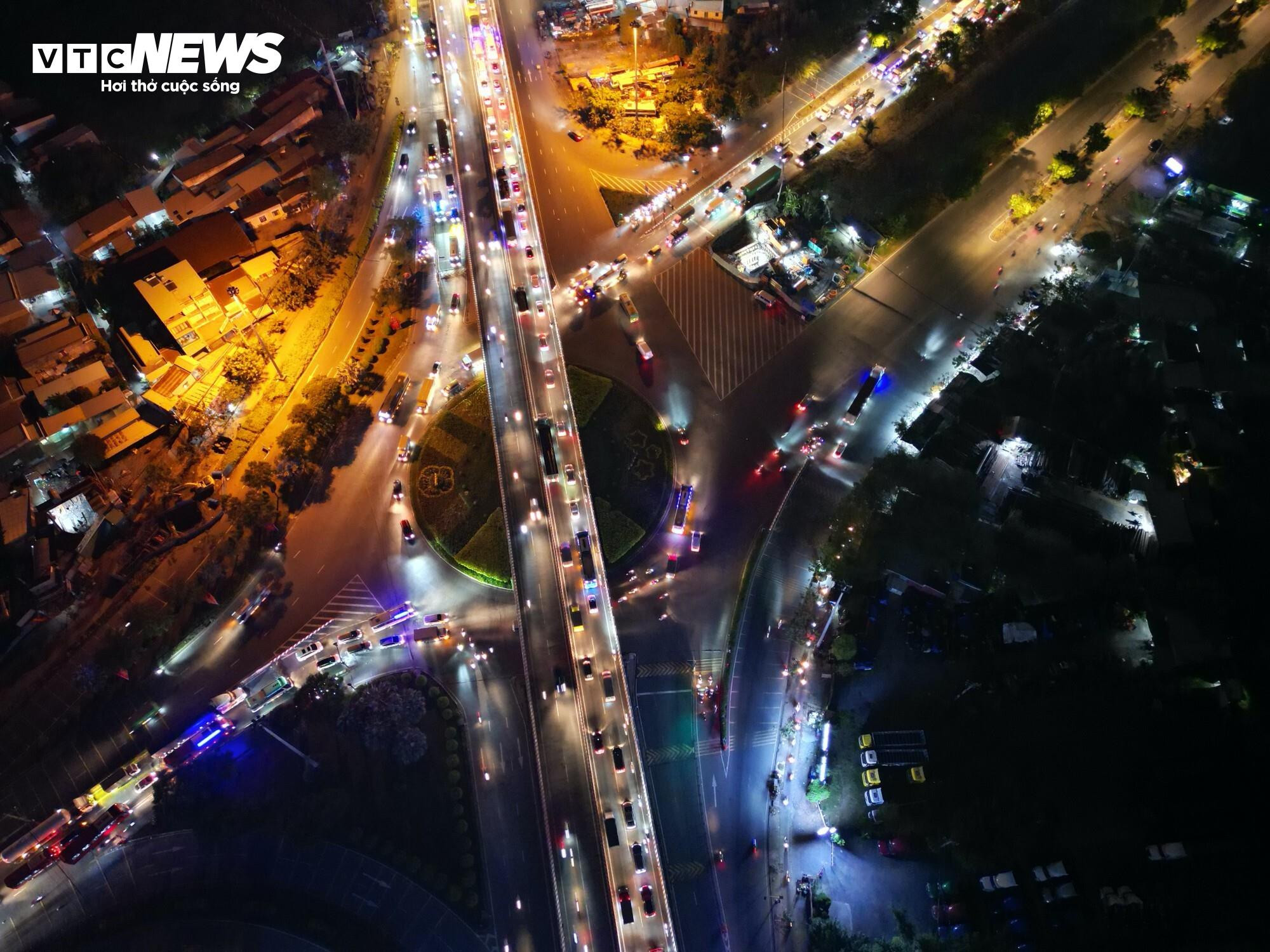 TP.HCM: Cửa ngõ ùn ứ, sân bay và bến xe thông thoáng - 14