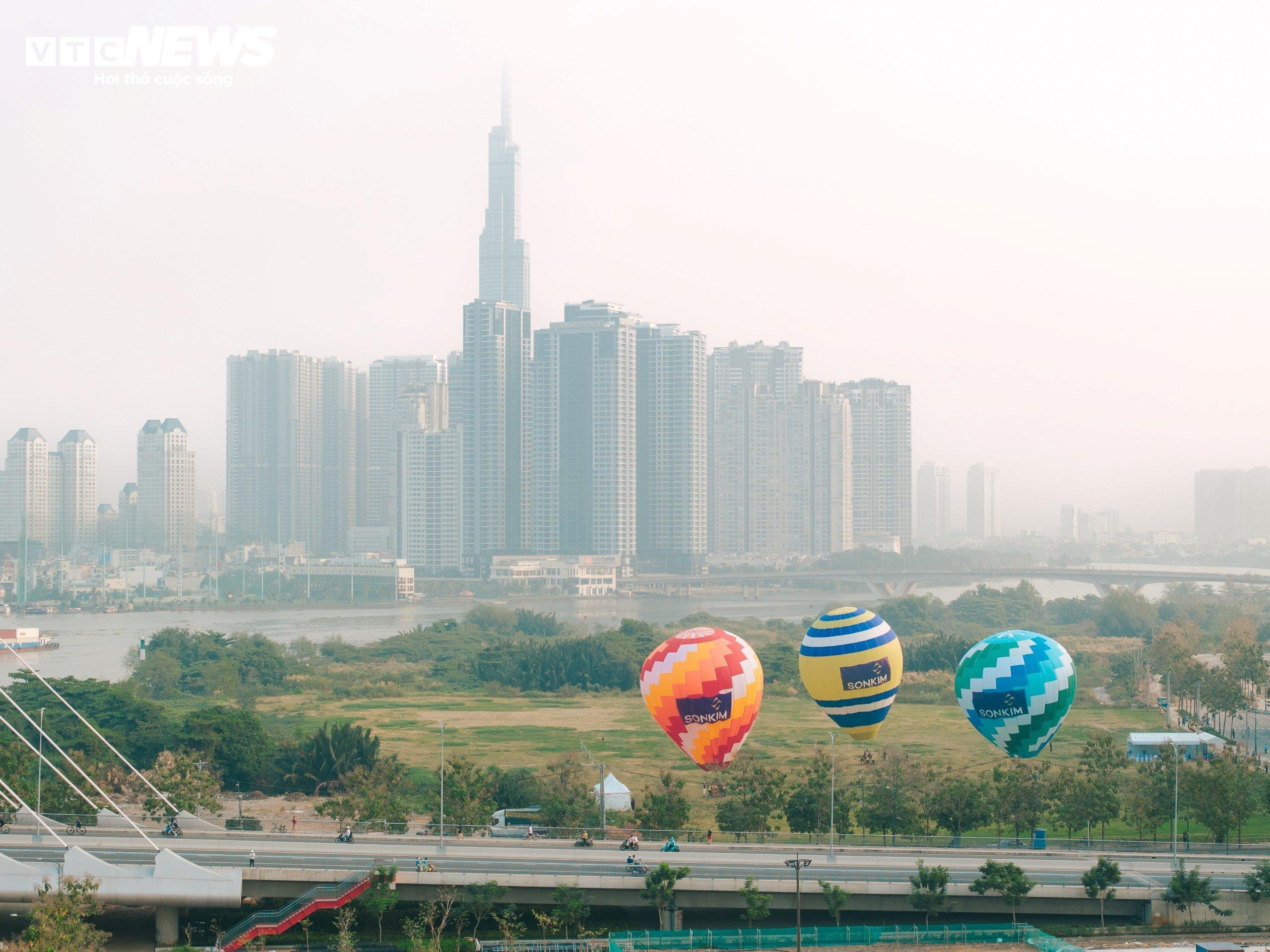 Người dân TP.HCM check-in vườn hoa hướng dương, bay khinh khí cầu ngày cuối năm - 7