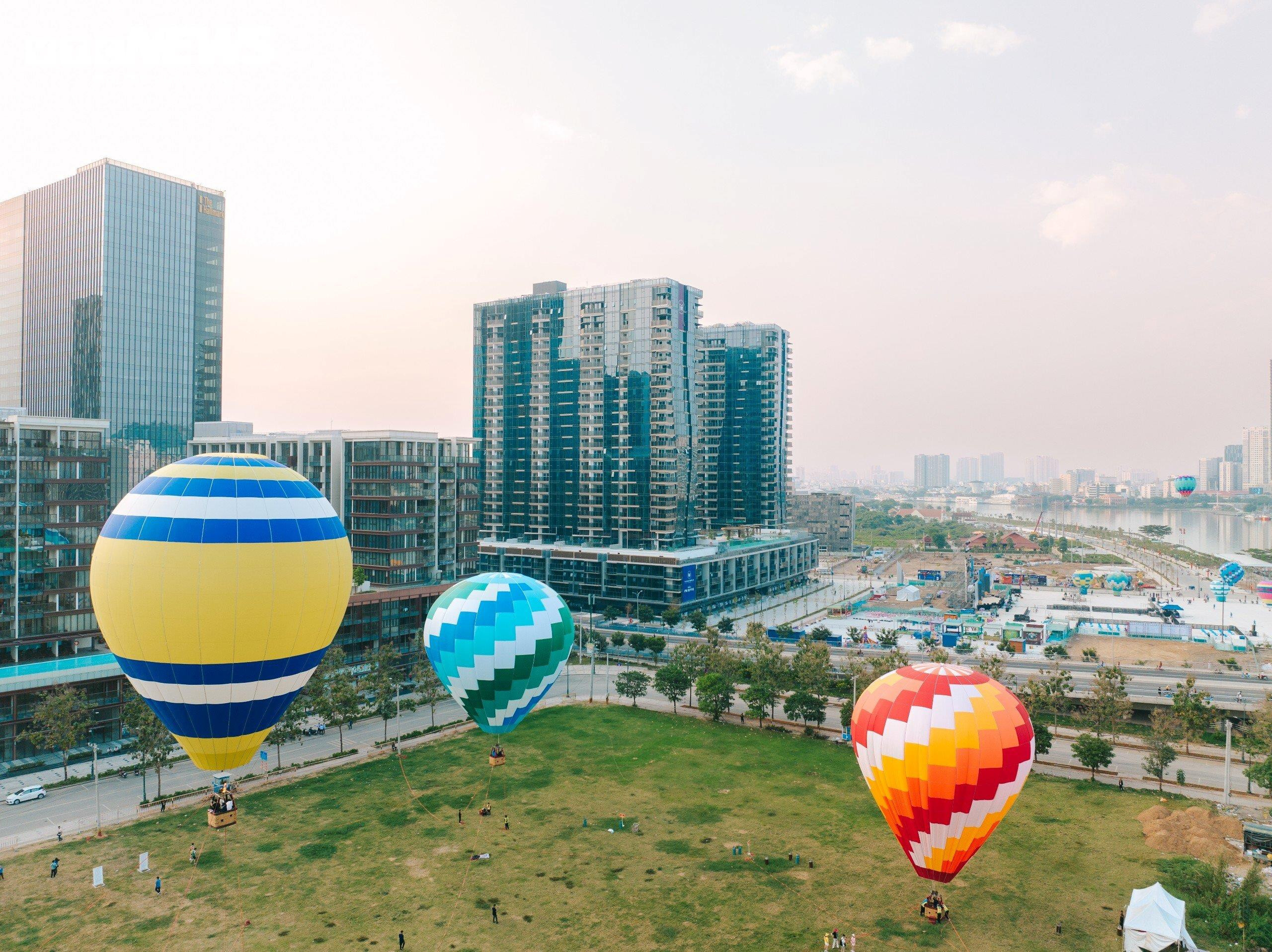 Người dân TP.HCM check-in vườn hoa hướng dương, bay khinh khí cầu ngày cuối năm - 12