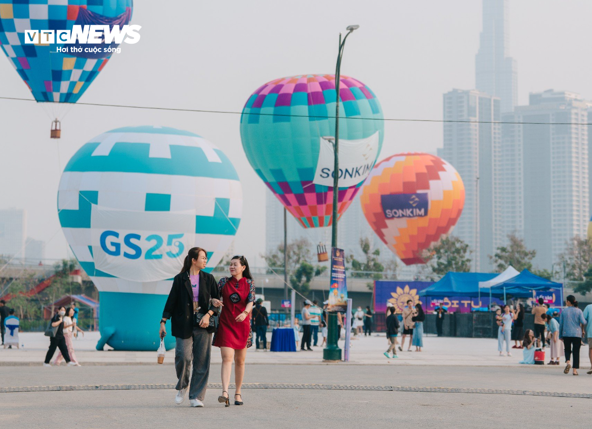 Người dân TP.HCM check-in vườn hoa hướng dương, bay khinh khí cầu ngày cuối năm - 10