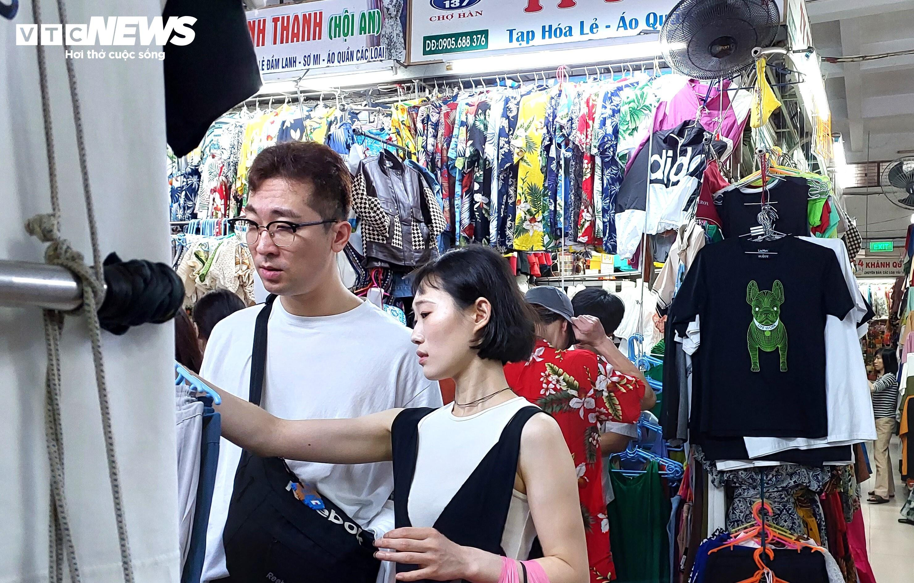 Khách nước ngoài nườm nượp đổ về 'chợ quốc tế' Đà Nẵng ngày cuối năm - 10