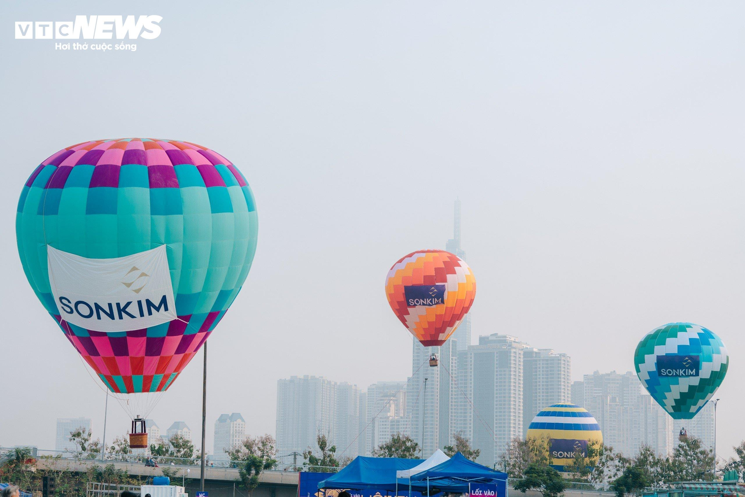 Người dân TP.HCM check-in vườn hoa hướng dương, bay khinh khí cầu ngày cuối năm - 11