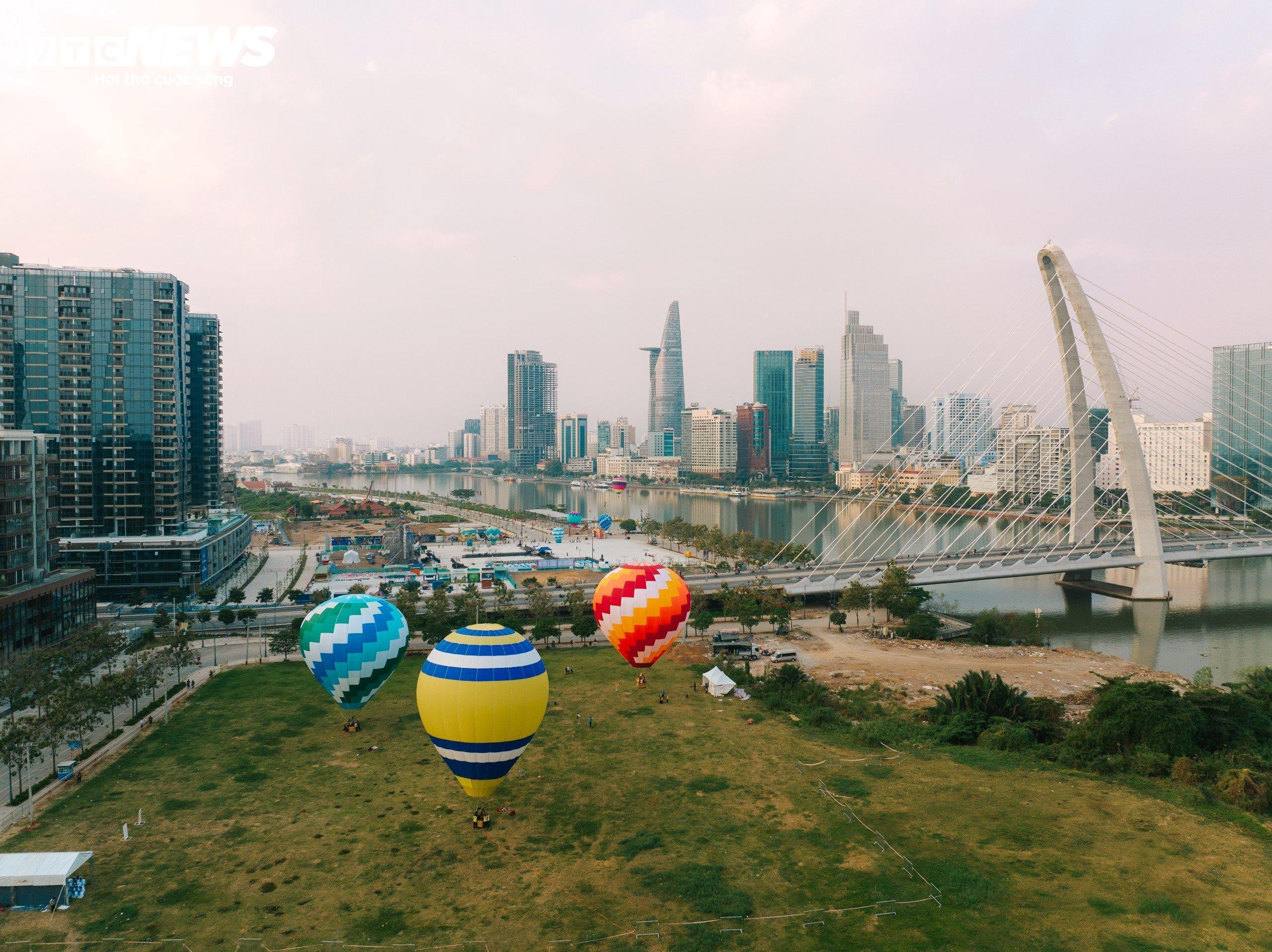 Người dân TP.HCM check-in vườn hoa hướng dương, bay khinh khí cầu ngày cuối năm - 13