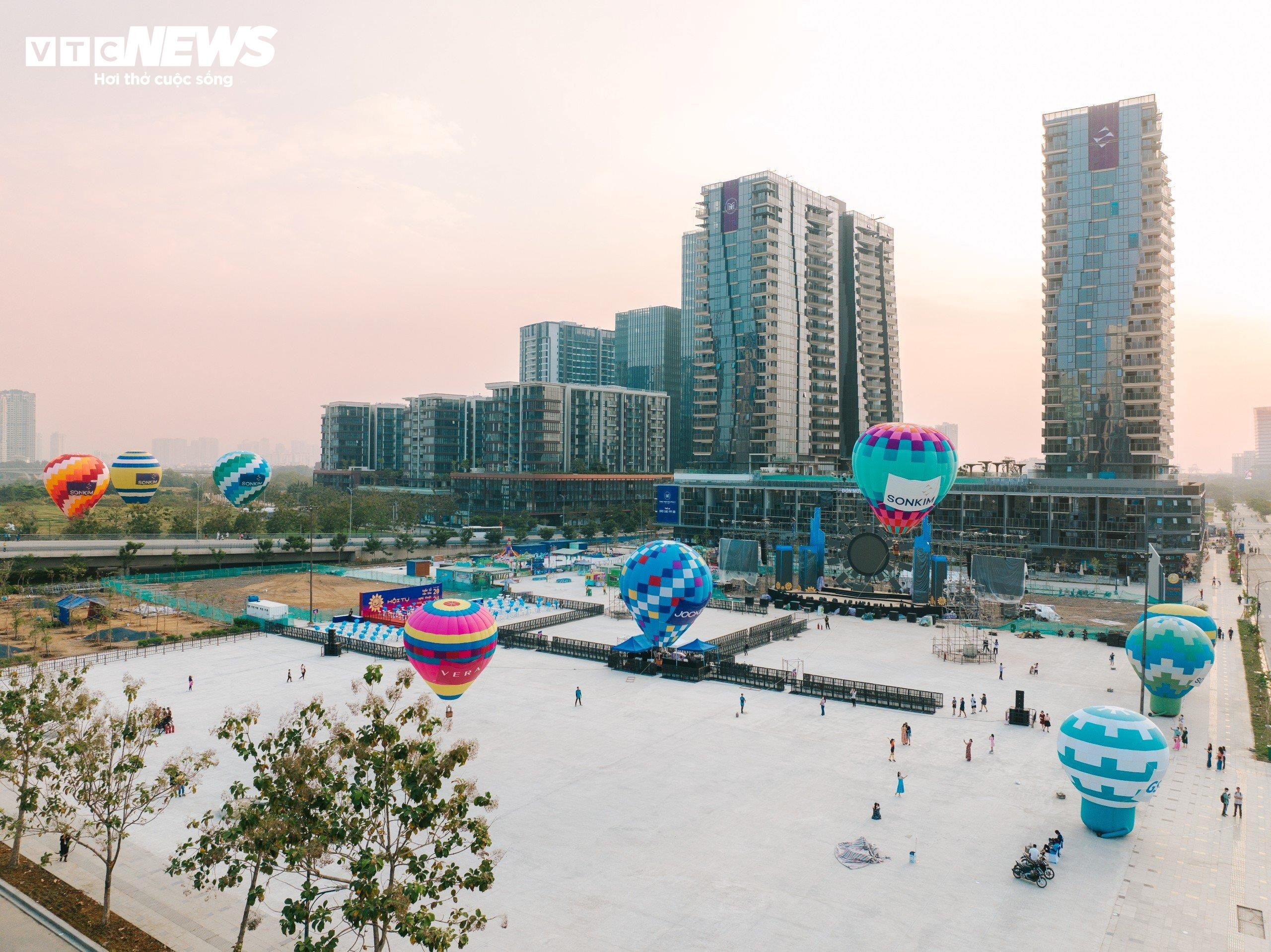 Người dân TP.HCM check-in vườn hoa hướng dương, bay khinh khí cầu ngày cuối năm - 8