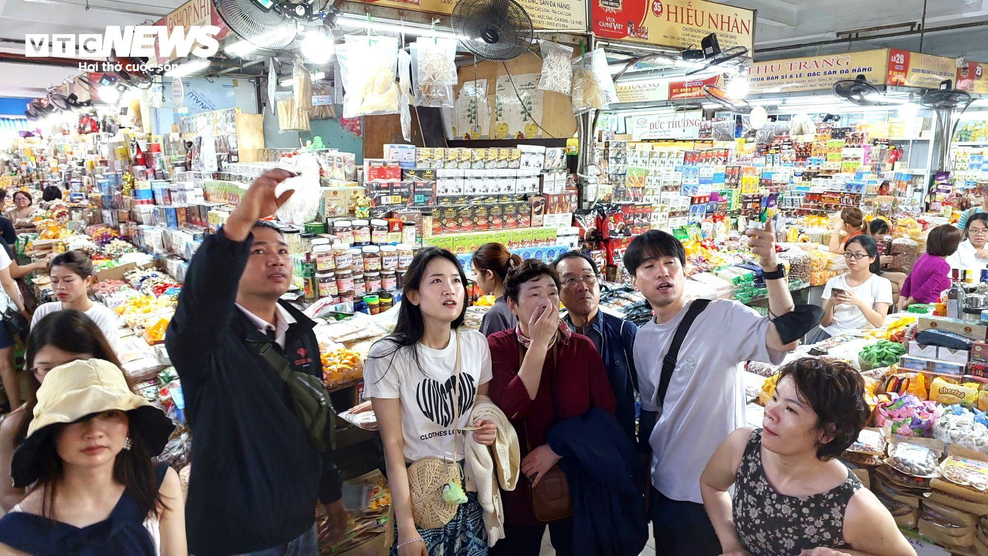 Khách nước ngoài nườm nượp đổ về 'chợ quốc tế' Đà Nẵng ngày cuối năm - 2