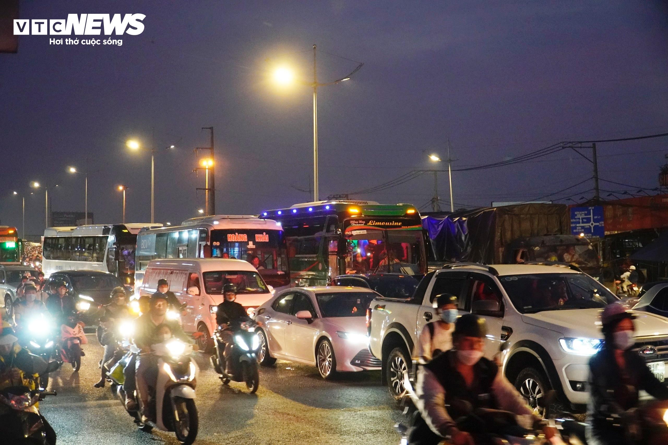 Người dân đổ về TP.HCM sau kỳ nghỉ, tài xế đạp phanh tê chân chưa hết tắc - 9