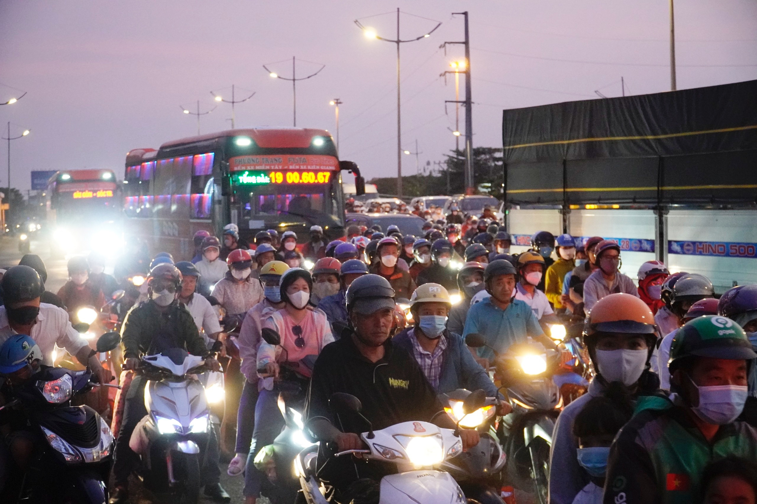 Người dân đổ về TP.HCM sau kỳ nghỉ, tài xế đạp phanh tê chân chưa hết tắc - 1