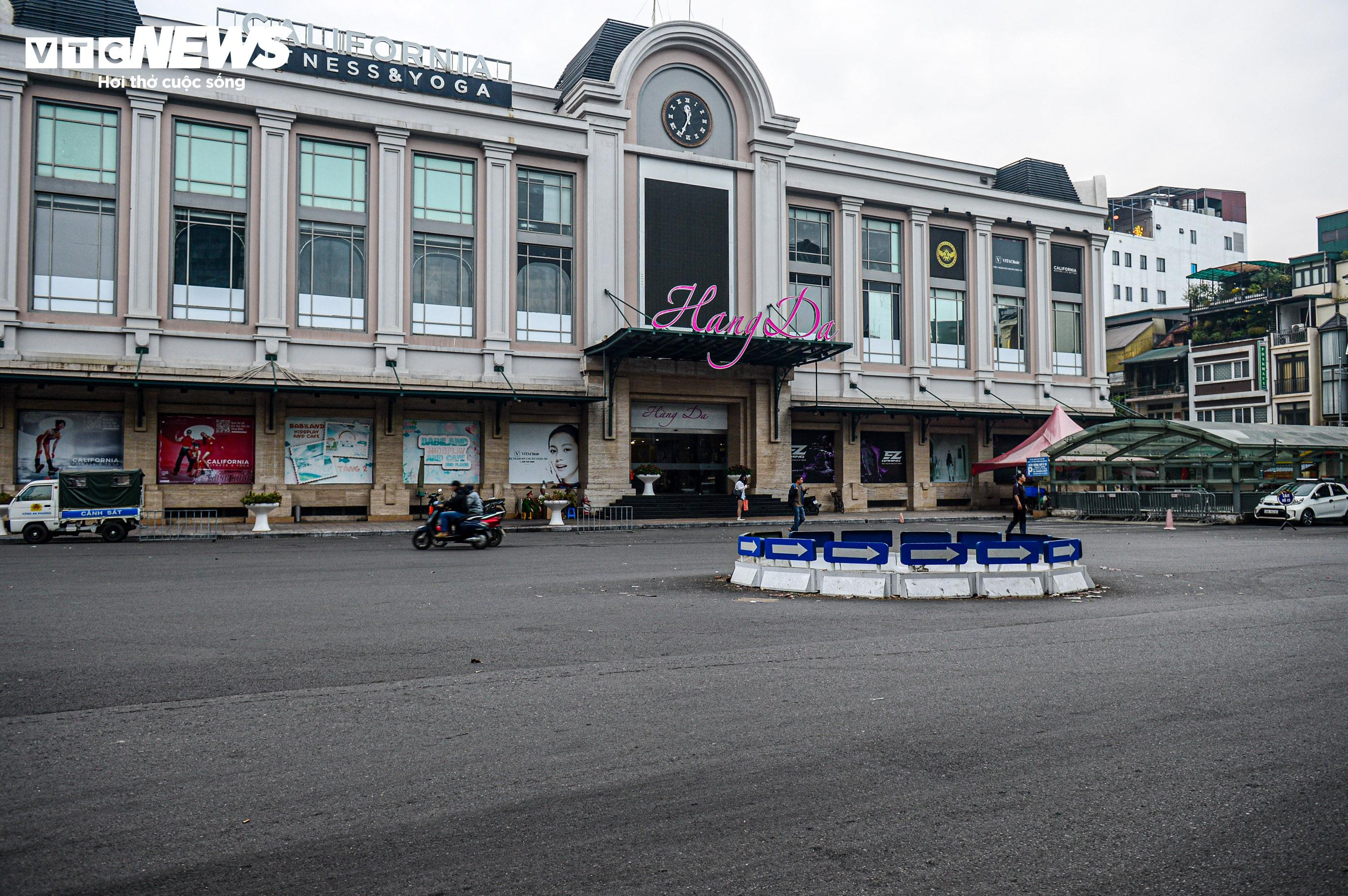 Đường phố Hà Nội vắng vẻ, thanh bình ngày đầu năm mới 2024 - 7