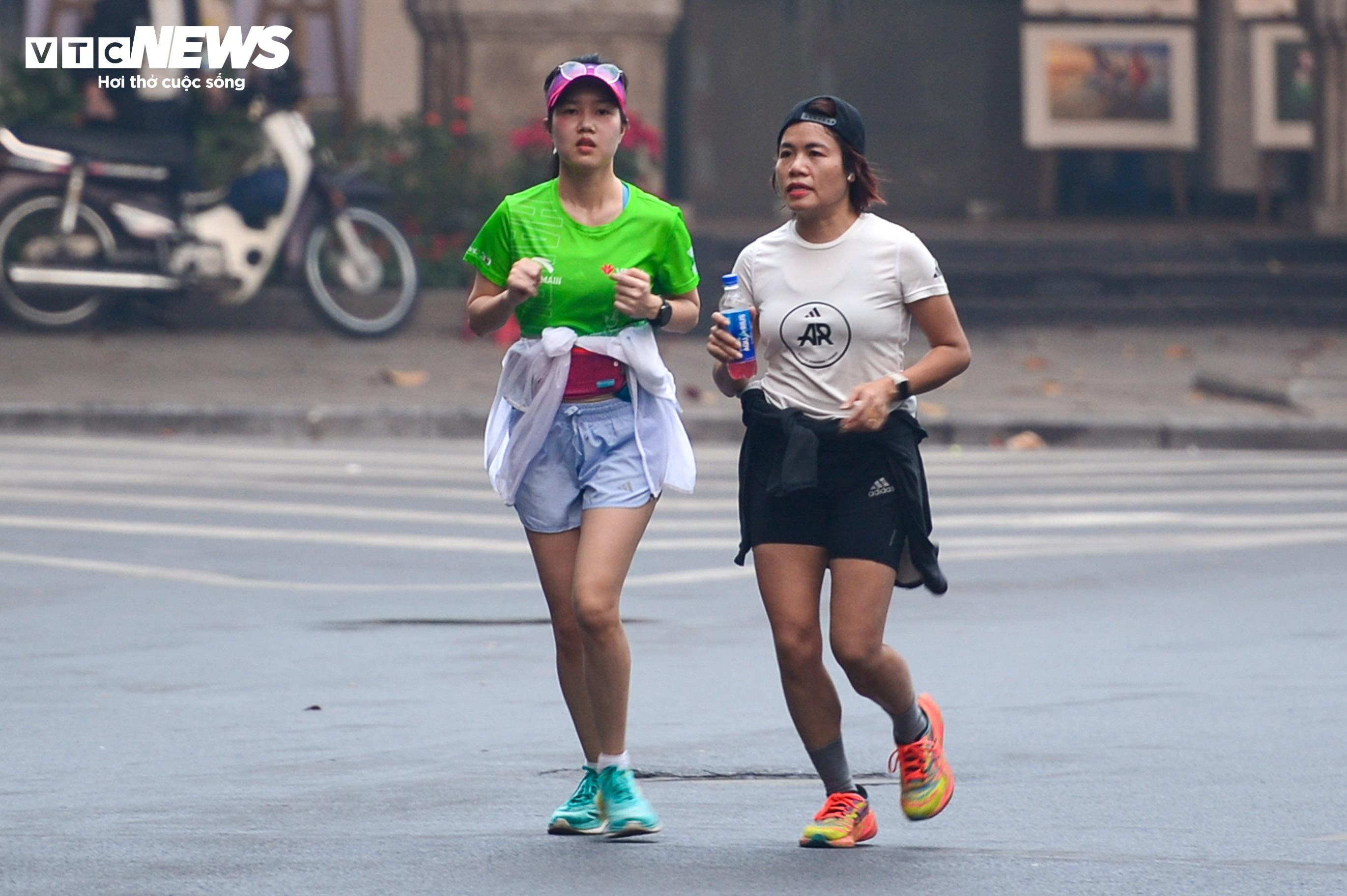 Đường phố Hà Nội vắng vẻ, thanh bình ngày đầu năm mới 2024 - 9