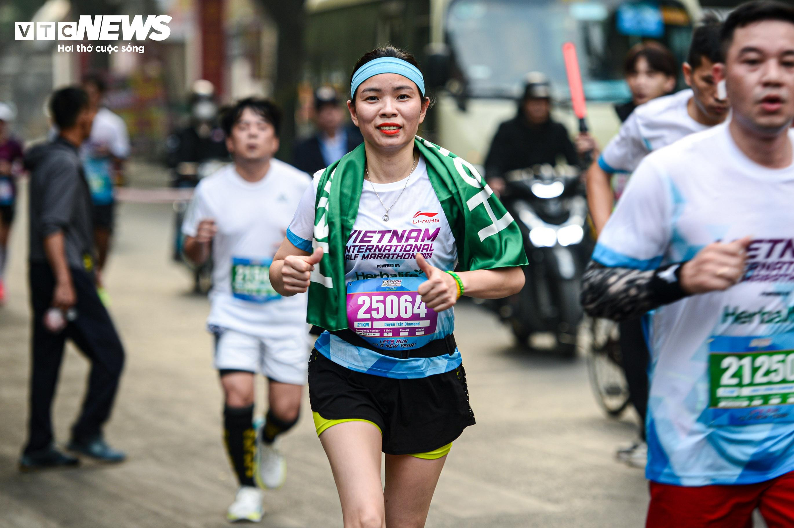 Đường phố Hà Nội vắng vẻ, thanh bình ngày đầu năm mới 2024 - 8