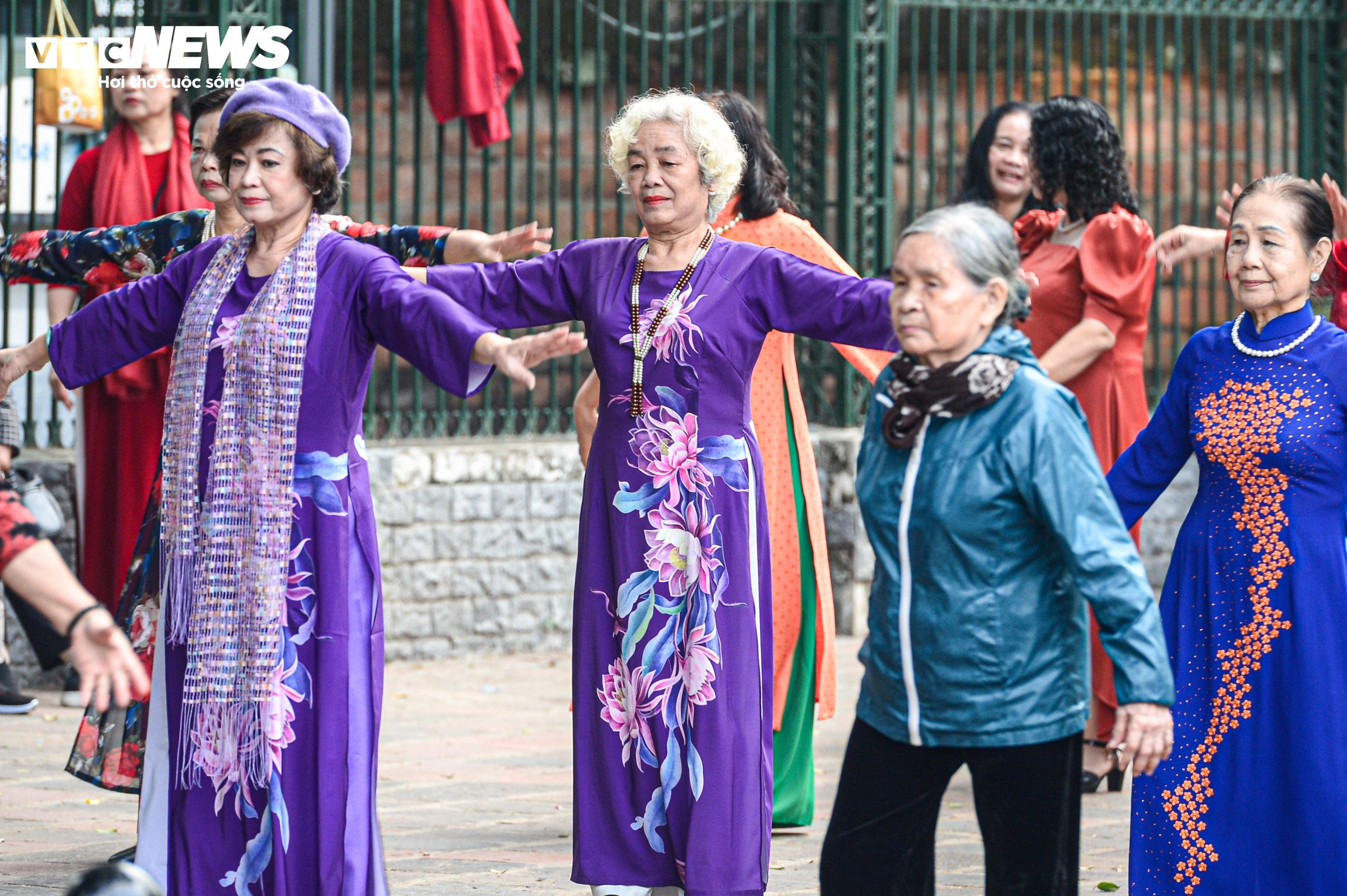 Đường phố Hà Nội vắng vẻ, thanh bình ngày đầu năm mới 2024 - 11