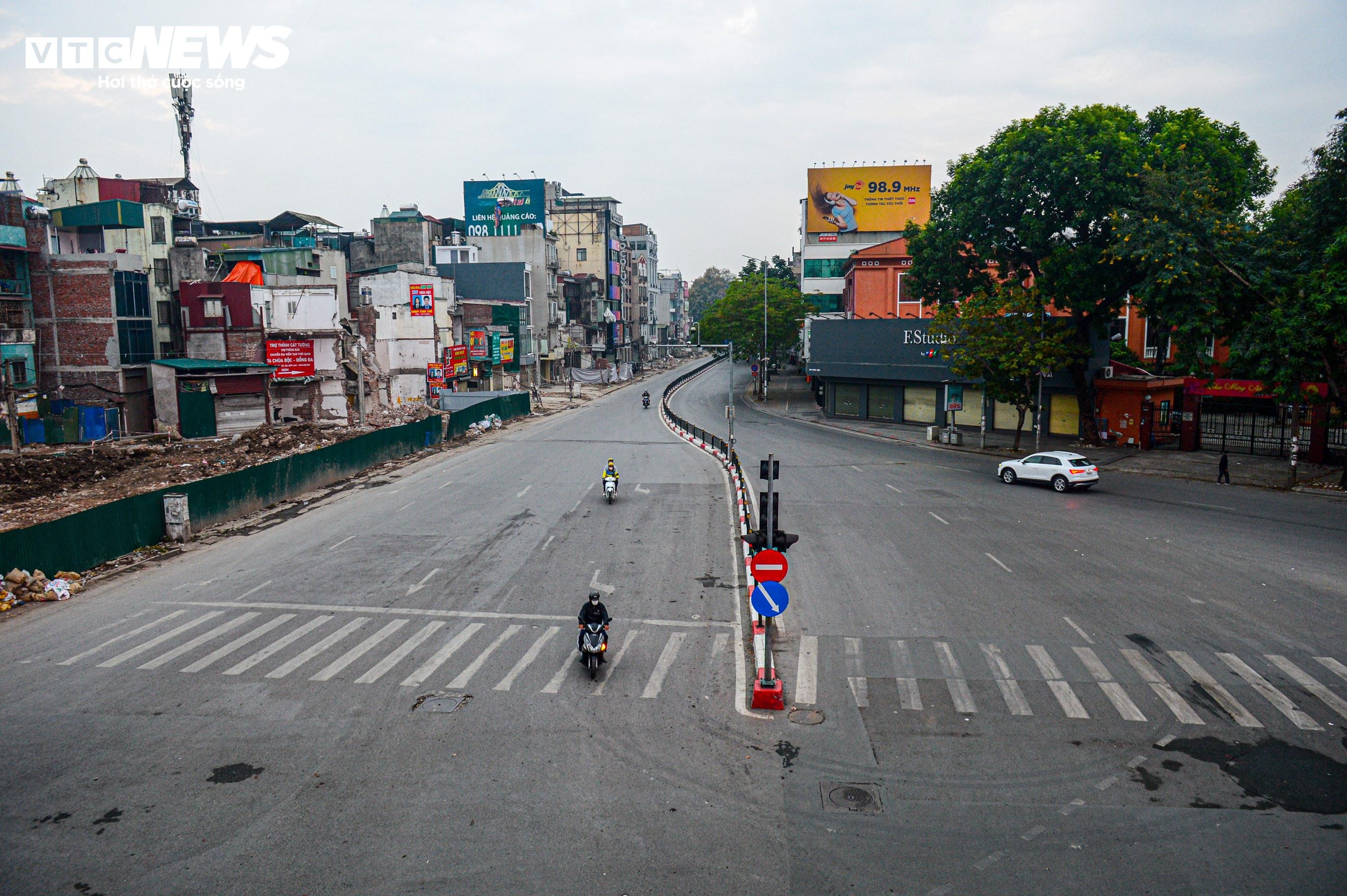 Đường phố Hà Nội vắng vẻ, thanh bình ngày đầu năm mới 2024 - 4