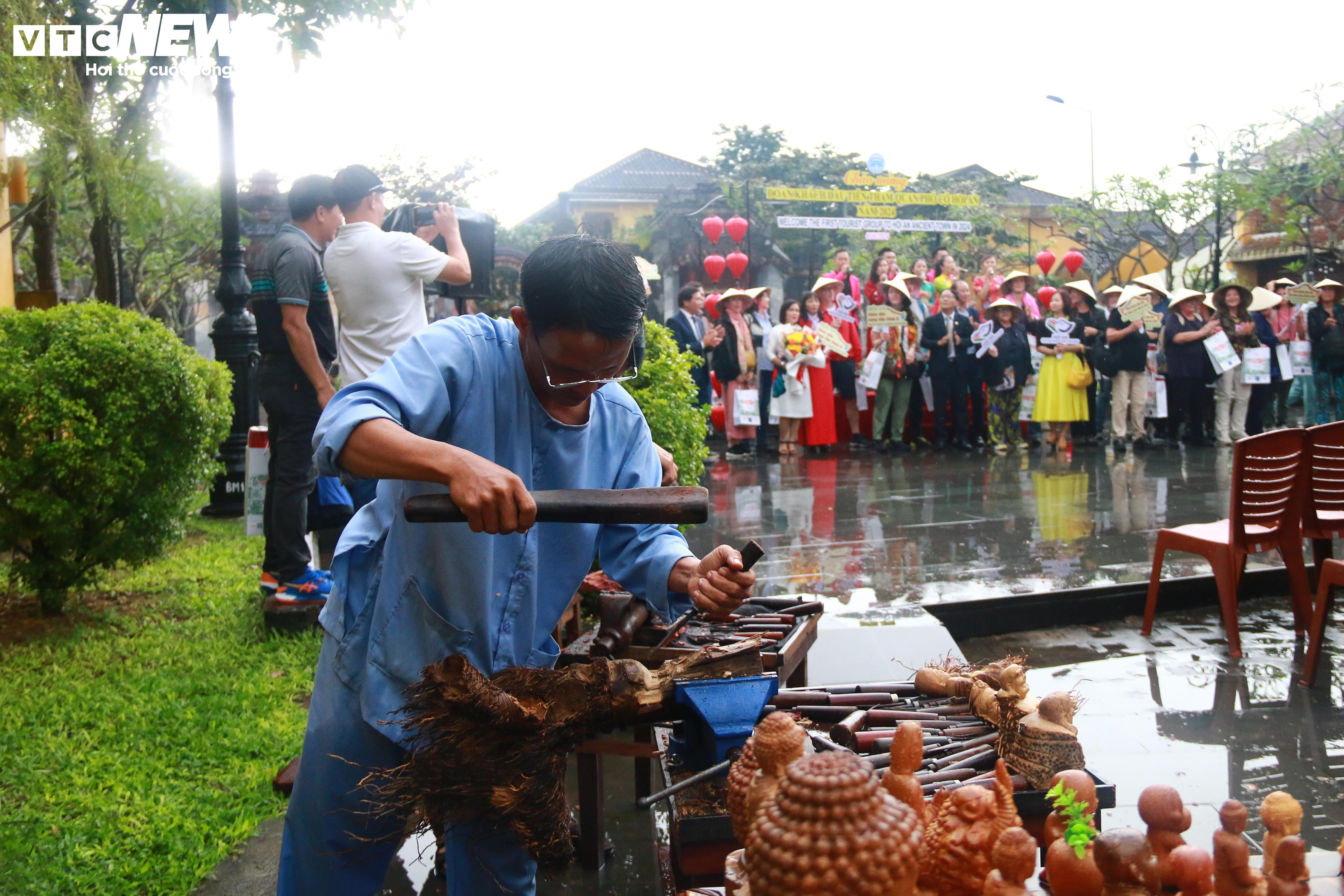 19 du khách Ý đội nón lá 'xông đất' Hội An, thích thú xem nghệ nhân đẽo gốc tre - 6