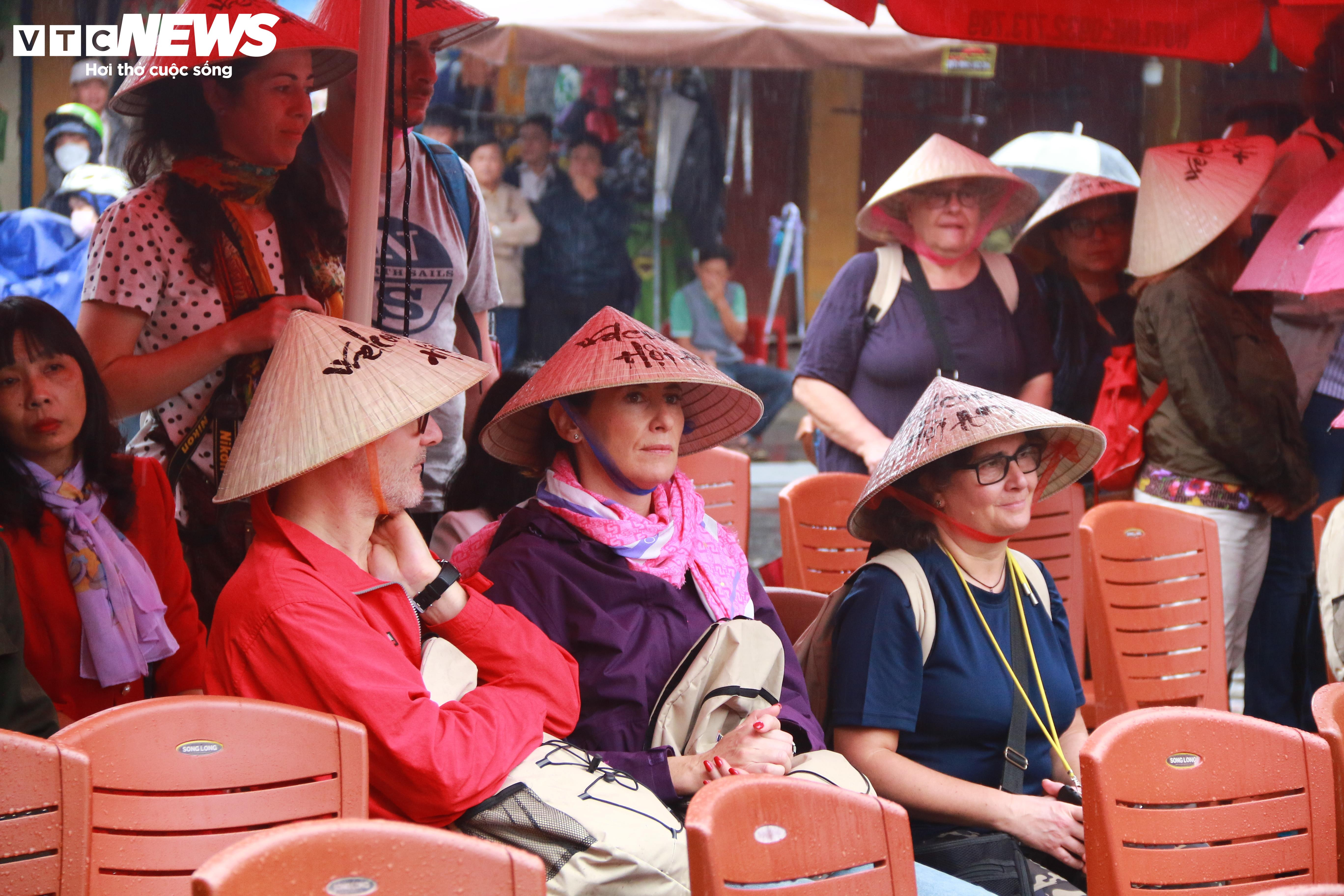 19 du khách Ý đội nón lá 'xông đất' Hội An, thích thú xem nghệ nhân đẽo gốc tre - 3