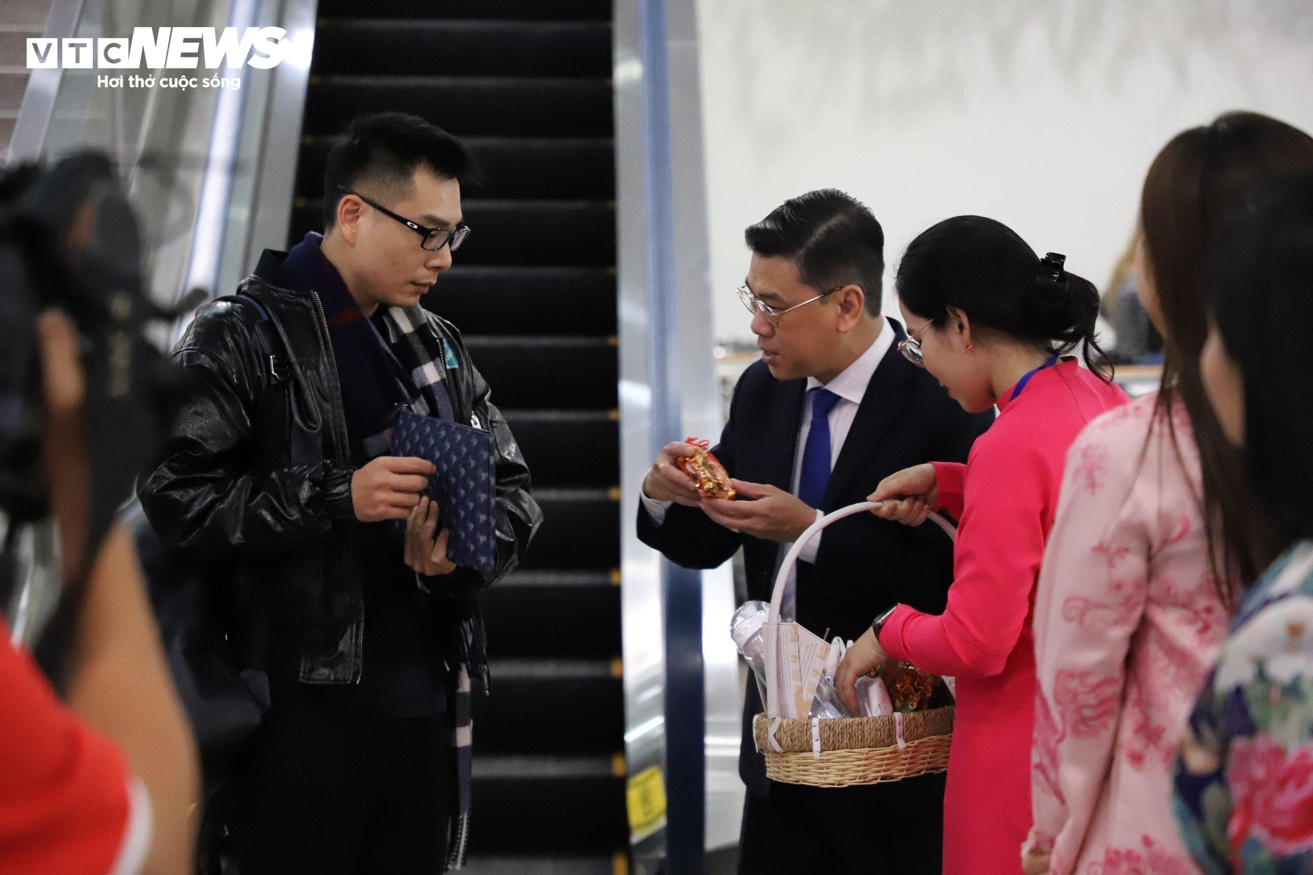 Sân bay Tân Sơn Nhất rộn ràng đón trăm nghìn khách ngày đầu năm mới 2024 - 1