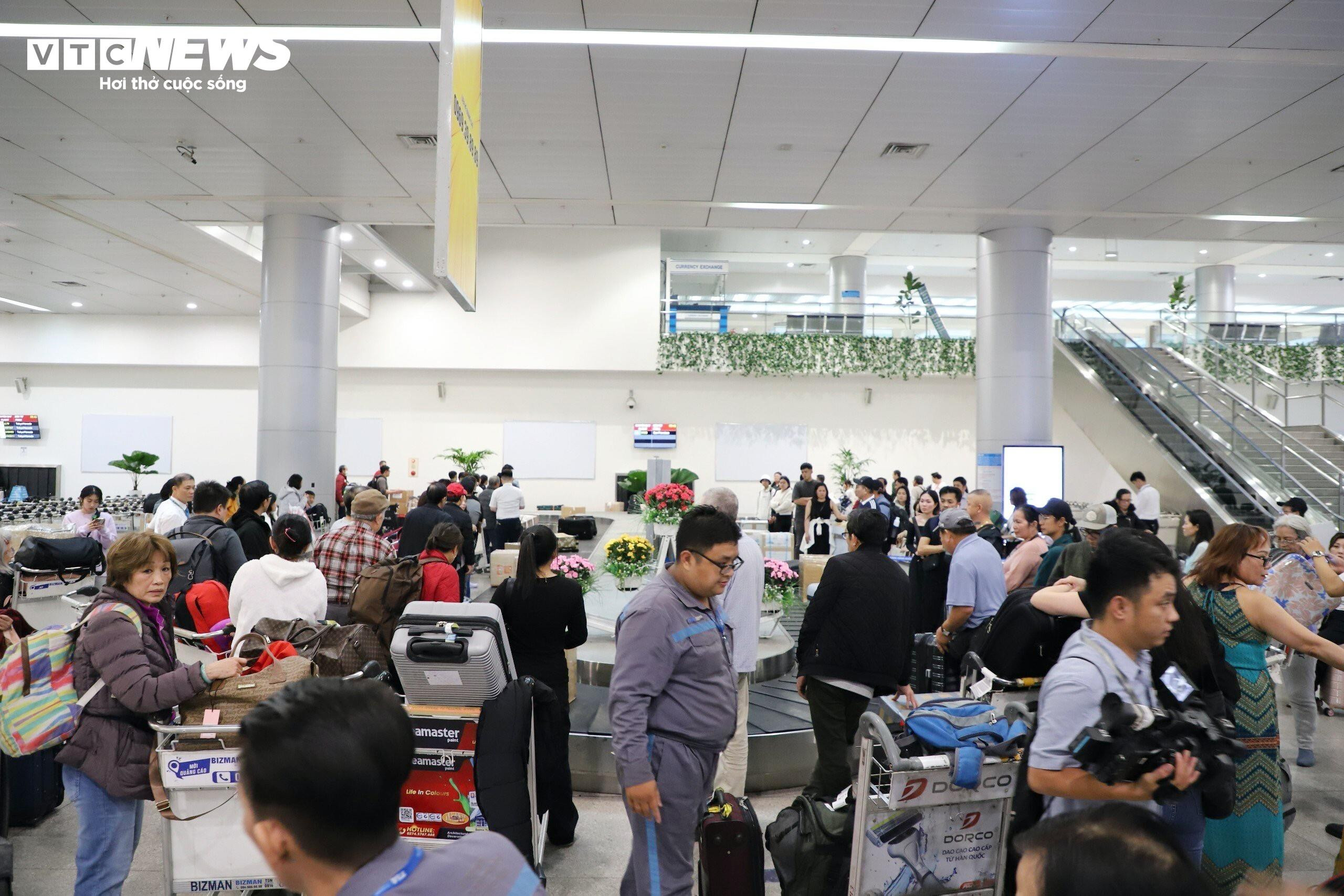 Sân bay Tân Sơn Nhất rộn ràng đón trăm nghìn khách ngày đầu năm mới 2024 - 2