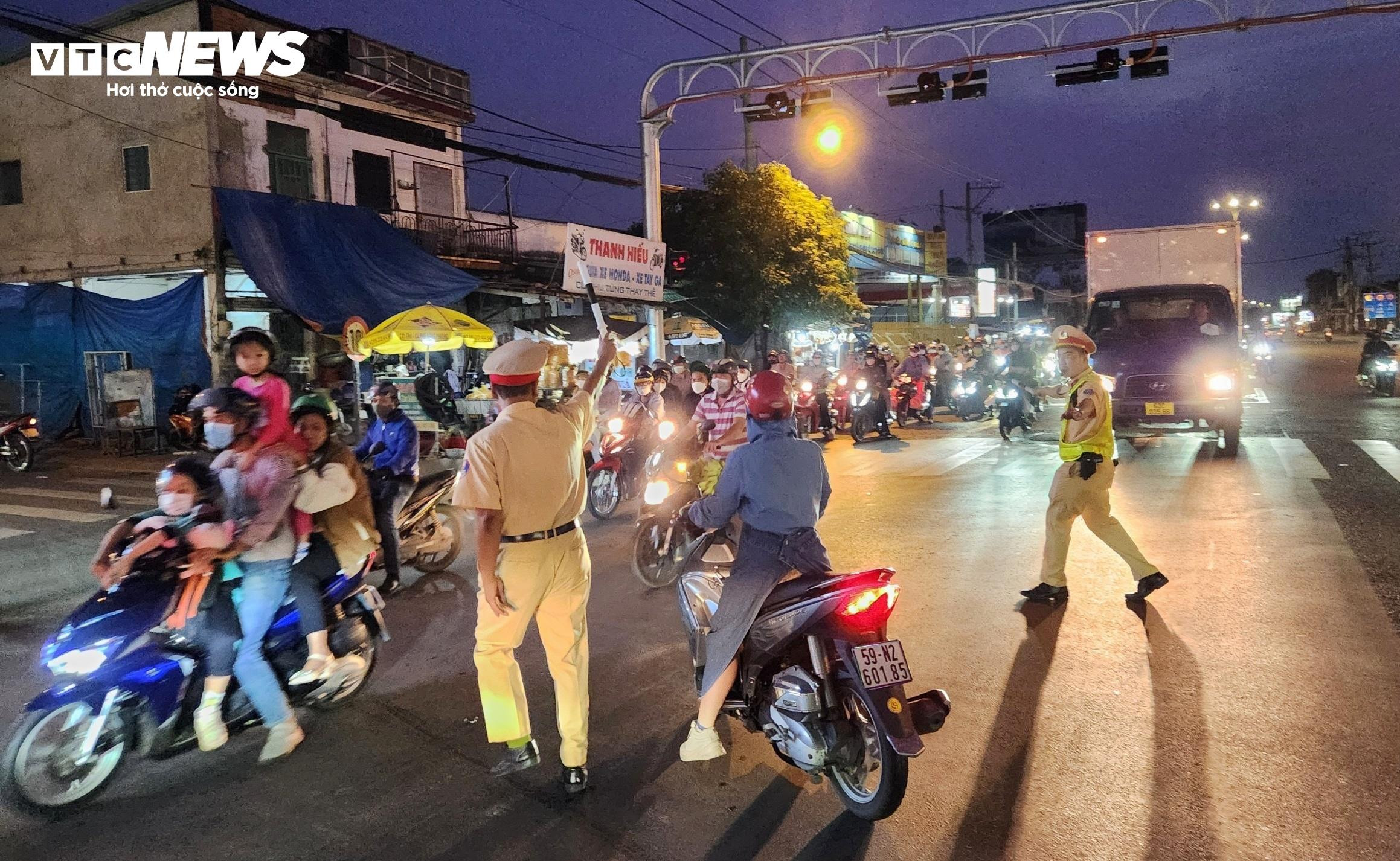 Người dân đổ về TP.HCM sau kỳ nghỉ, tài xế đạp phanh tê chân chưa hết tắc - 5