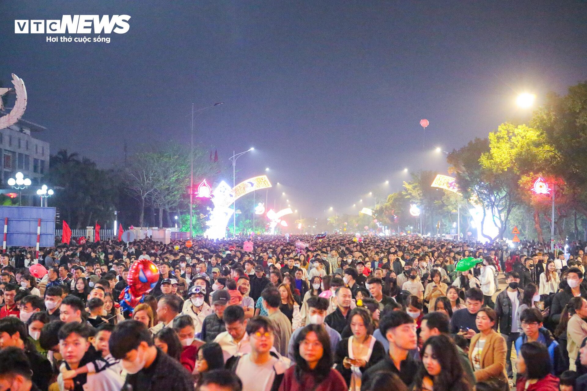 Mãn nhãn màn pháo hoa chào đón năm mới 2024 - 17