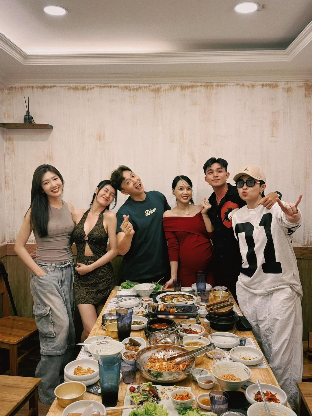 Sao Việt 3/1: Con gái Vũ Linh khoe chồng, Mai Phương Thúy than mệt đầu năm - 4