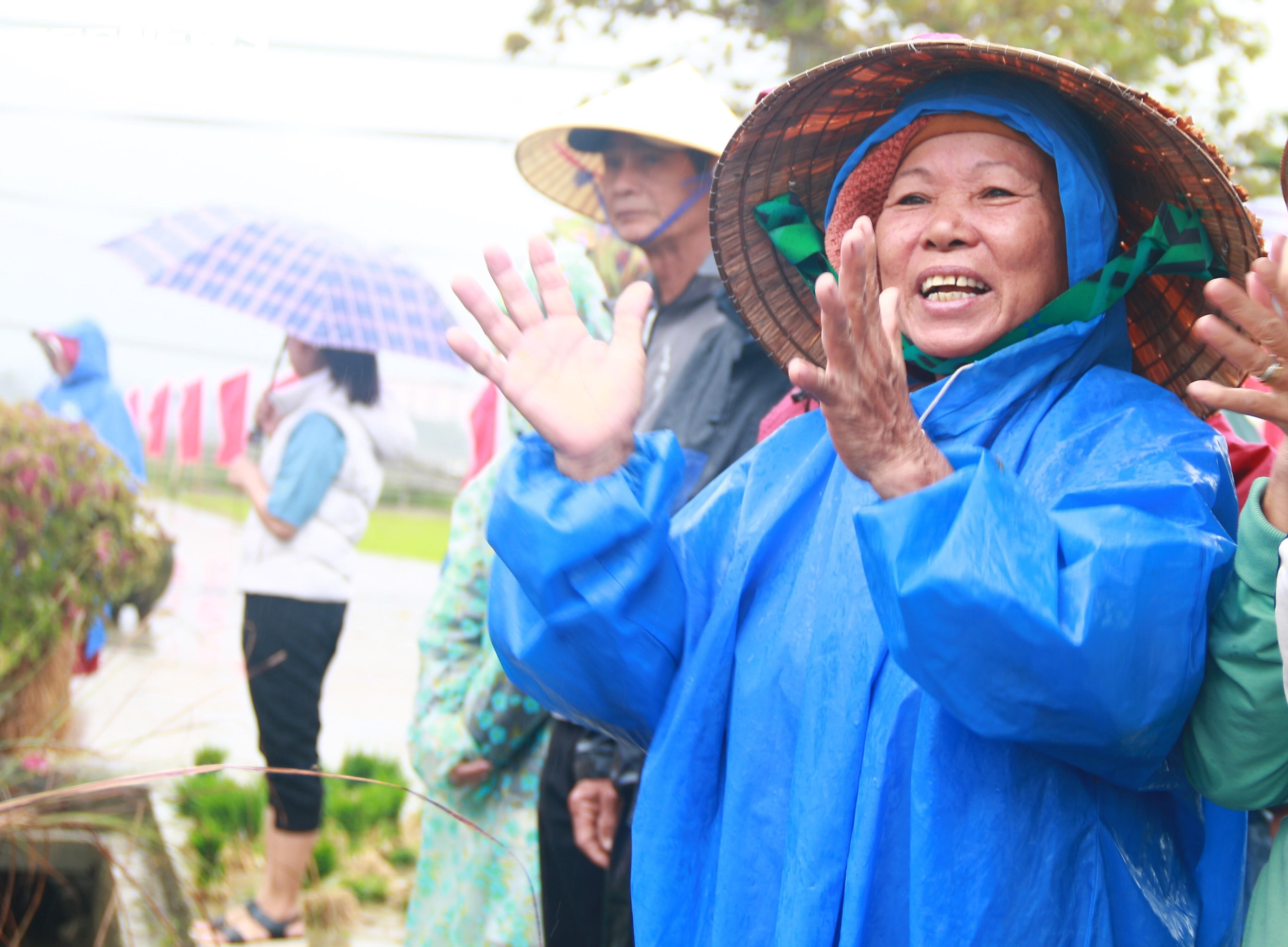 Ông Tây bà Đầm đội mưa lội bùn tát nước, cưỡi trâu cày ruộng, cấy lúa ở Hội An - 11