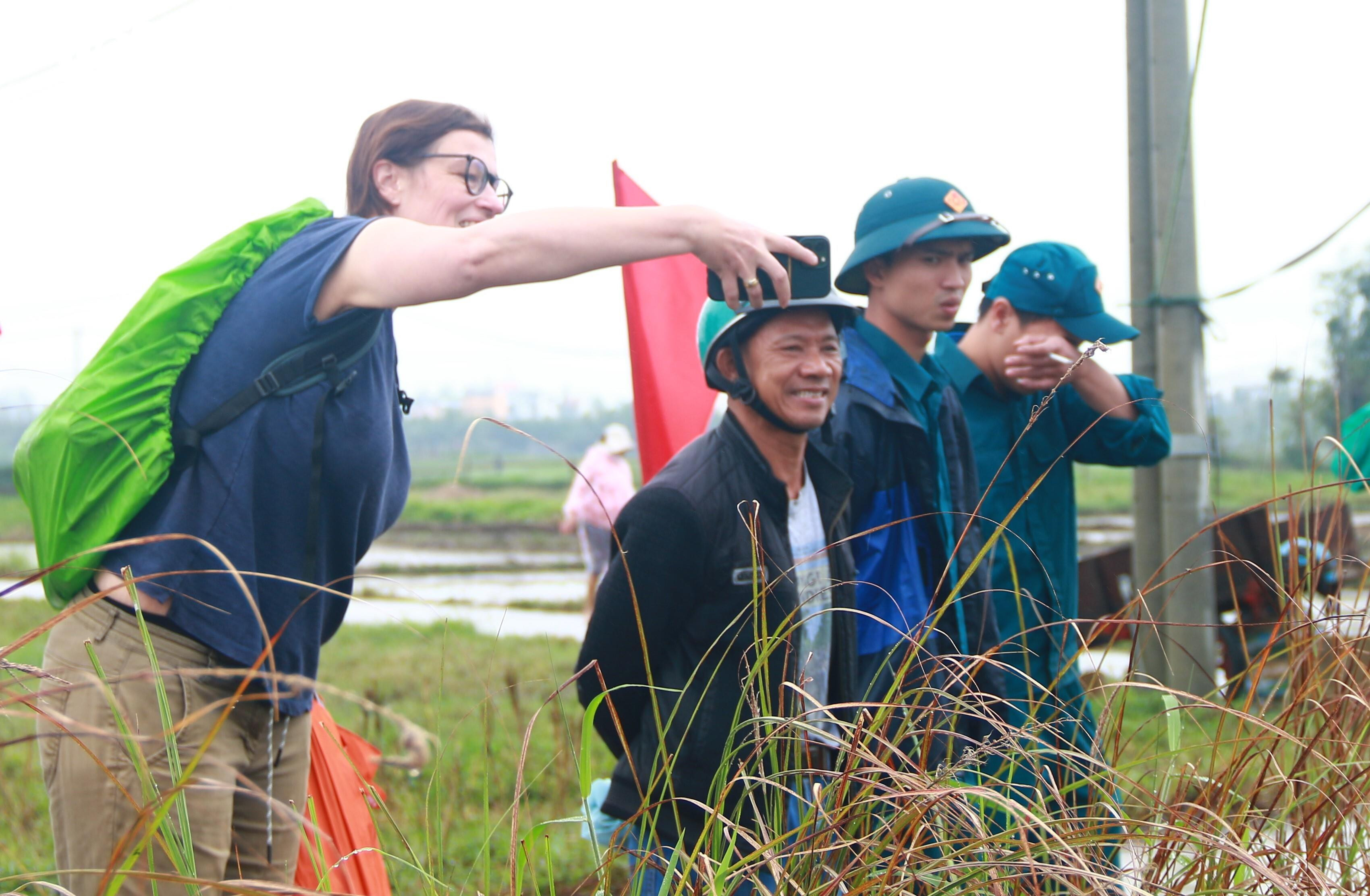 Ông Tây bà Đầm đội mưa lội bùn tát nước, cưỡi trâu cày ruộng, cấy lúa ở Hội An - 12
