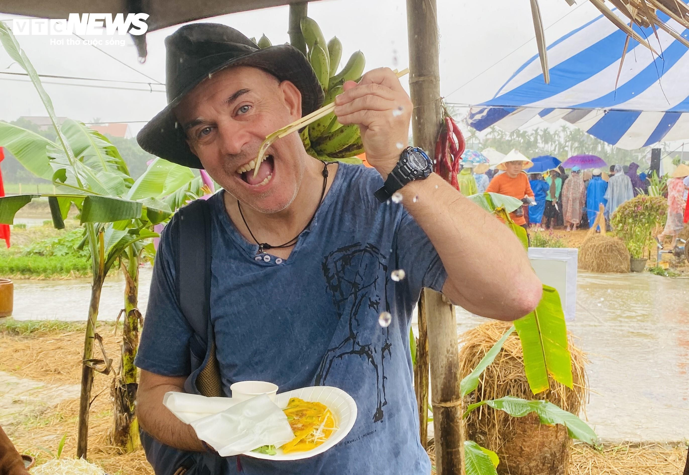 Ông Tây bà Đầm đội mưa lội bùn tát nước, cưỡi trâu cày ruộng, cấy lúa ở Hội An - 14