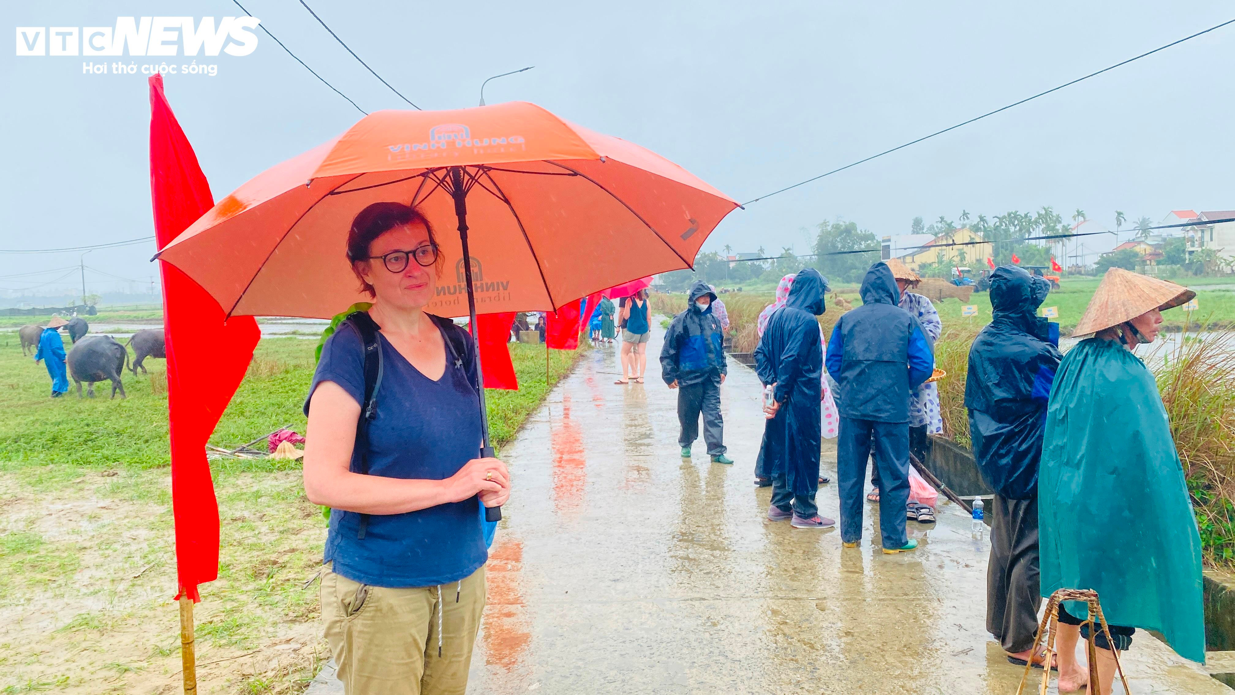 Ông Tây bà Đầm đội mưa lội bùn tát nước, cưỡi trâu cày ruộng, cấy lúa ở Hội An - 13