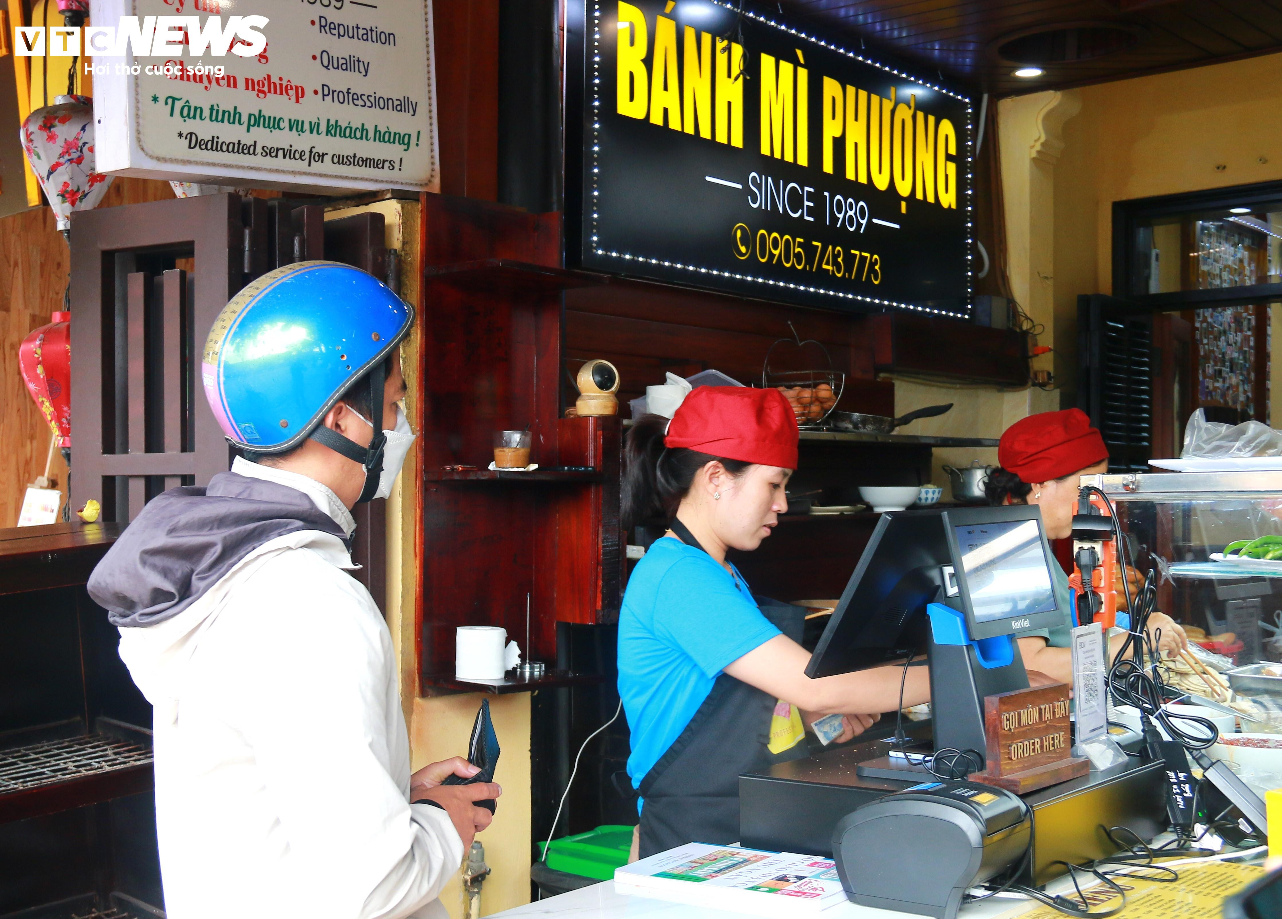 Bánh mì Phượng mở cửa trở lại sau vụ ngộ độc: Thưa thớt thực khách - 1