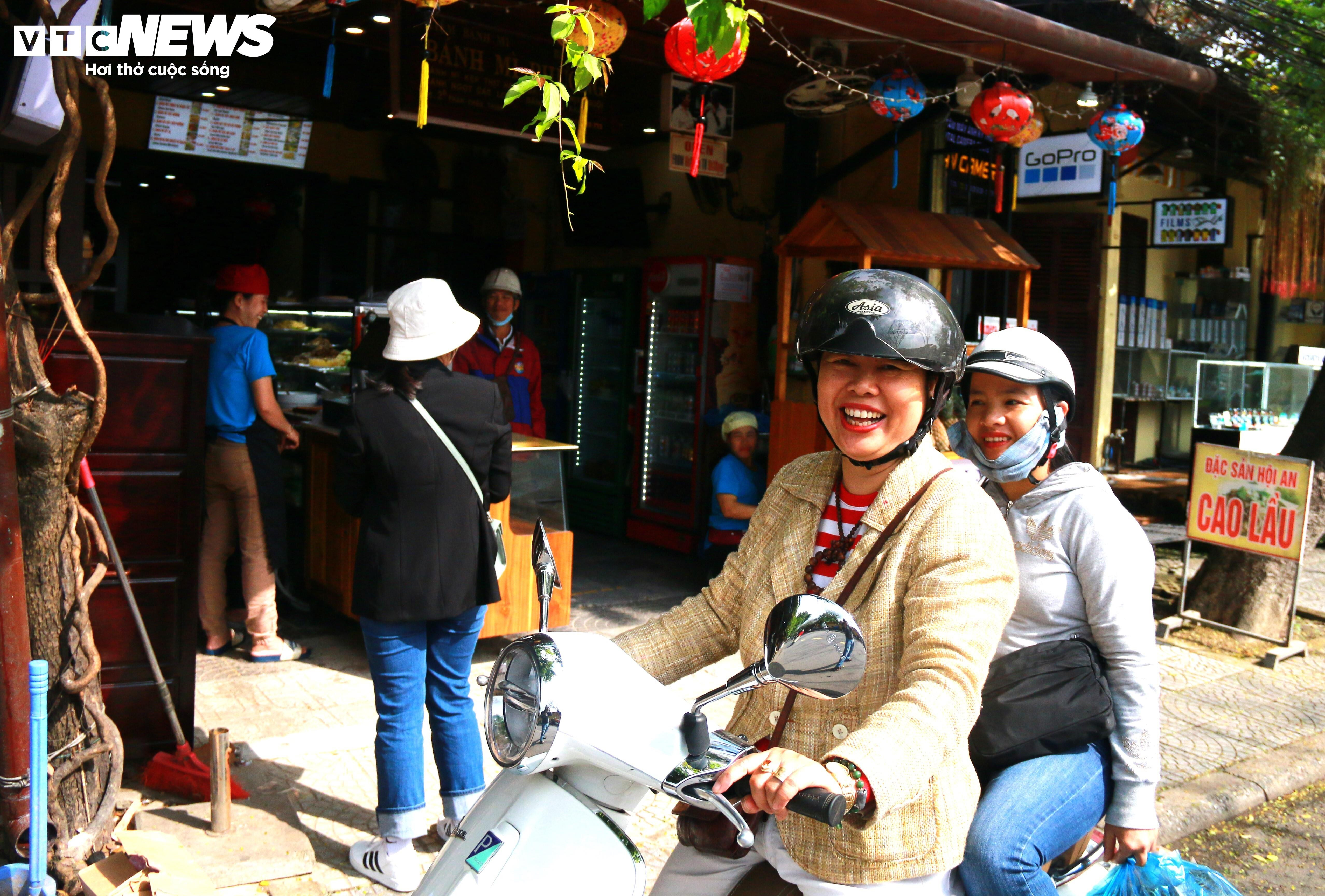 Bánh mì Phượng mở cửa trở lại sau vụ ngộ độc: Thưa thớt thực khách - 11