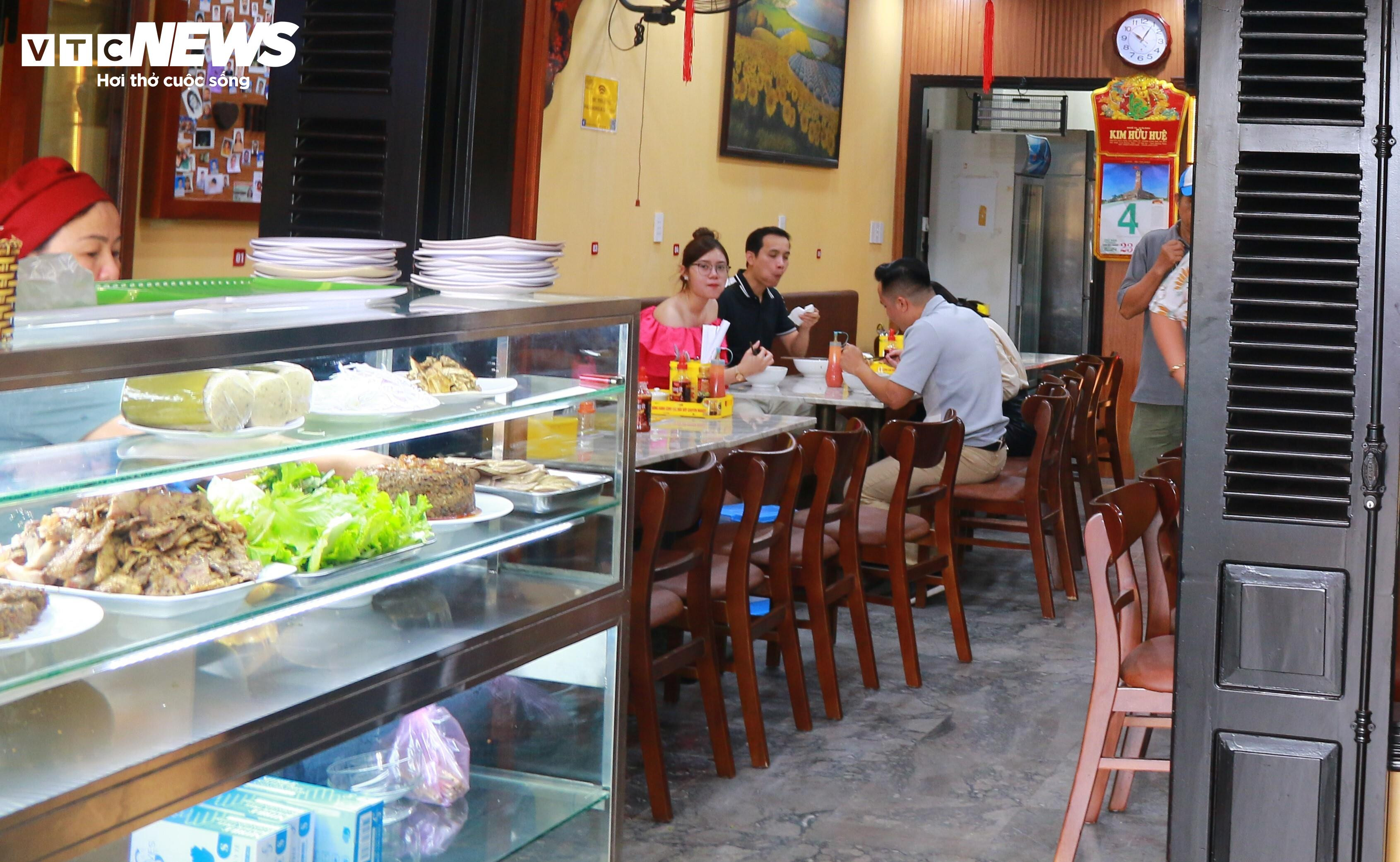 Bánh mì Phượng mở cửa trở lại sau vụ ngộ độc: Thưa thớt thực khách - 5