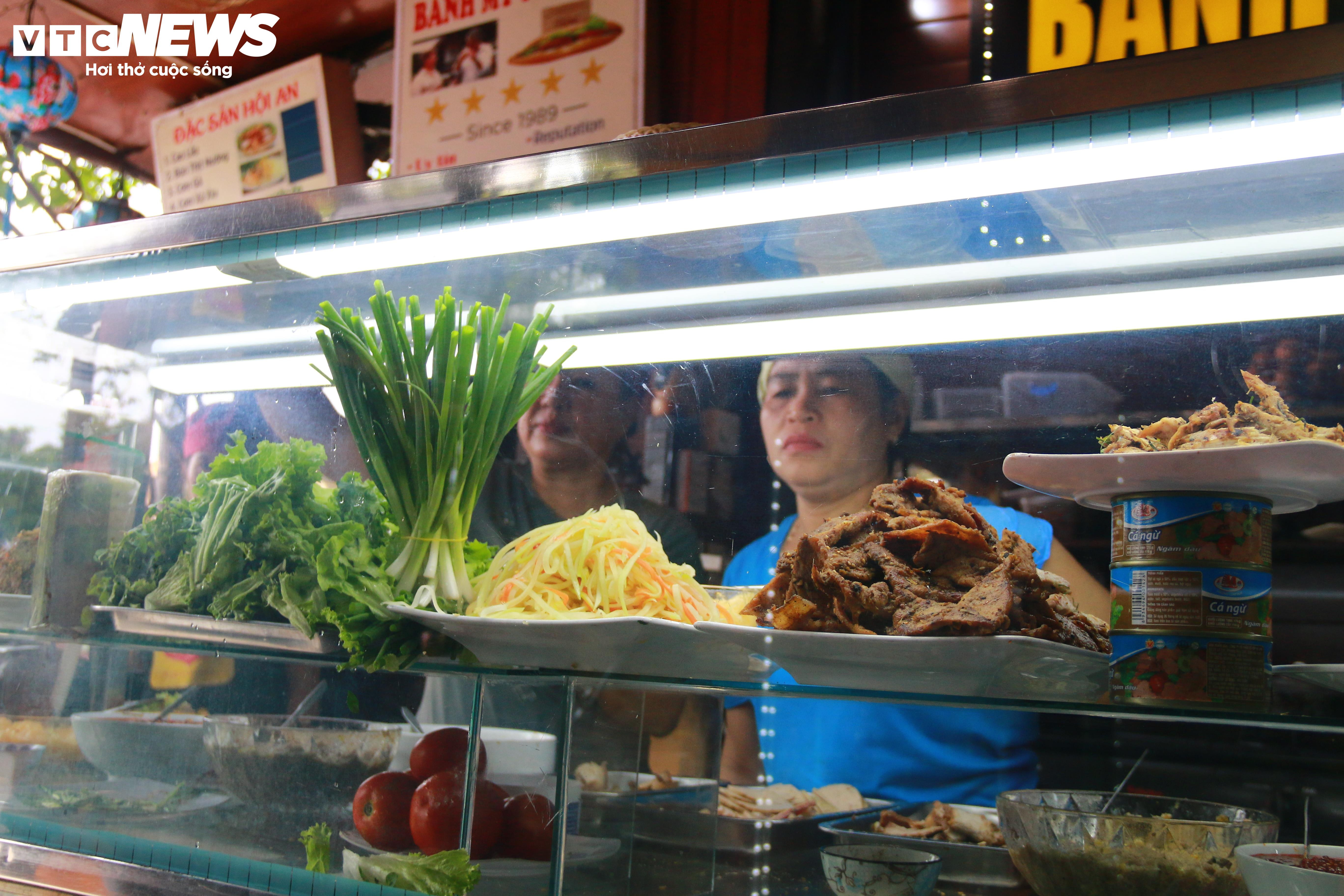 Bánh mì Phượng mở cửa trở lại sau vụ ngộ độc: Thưa thớt thực khách - 2