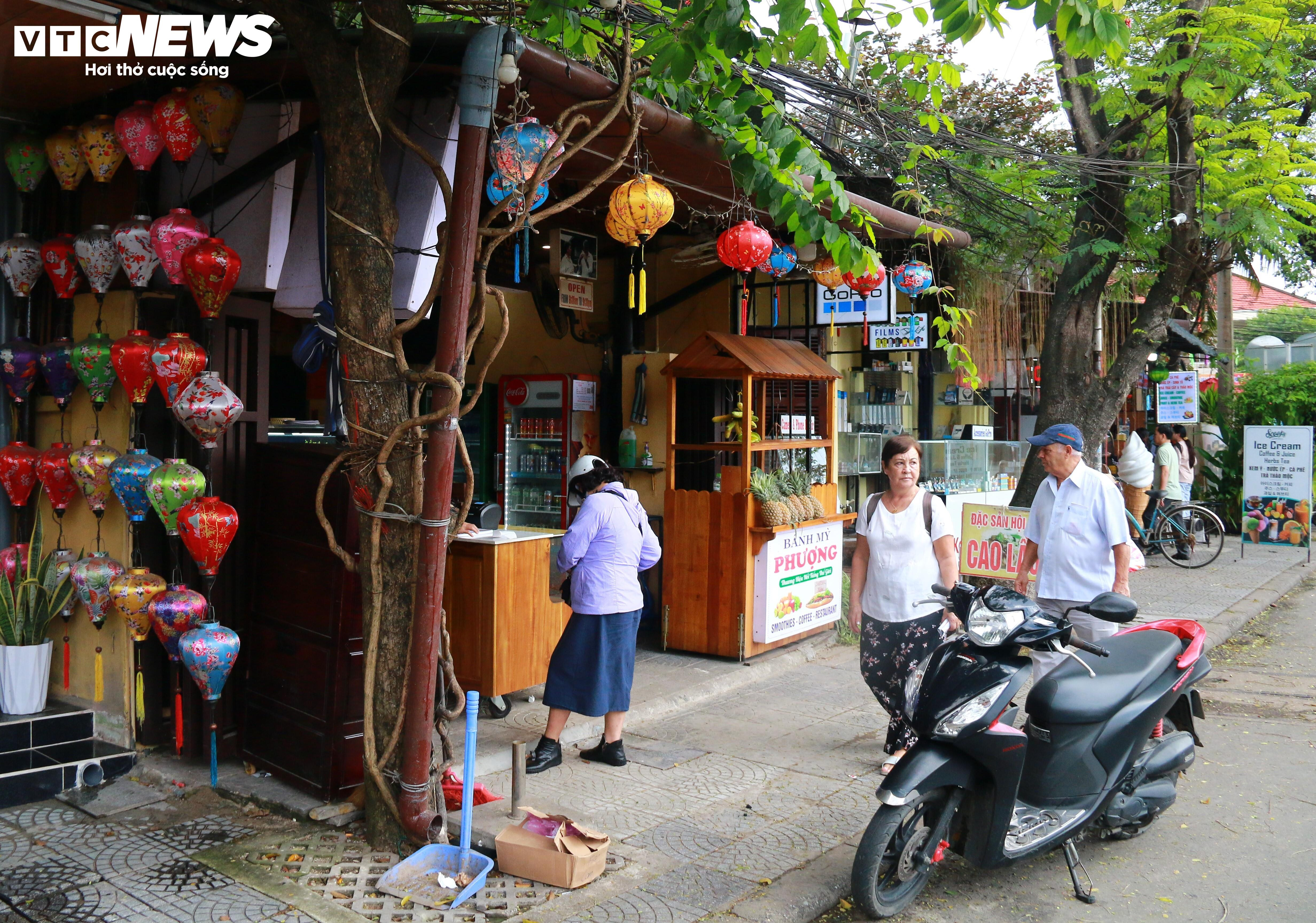 Bánh mì Phượng mở cửa trở lại sau vụ ngộ độc: Thưa thớt thực khách - 8