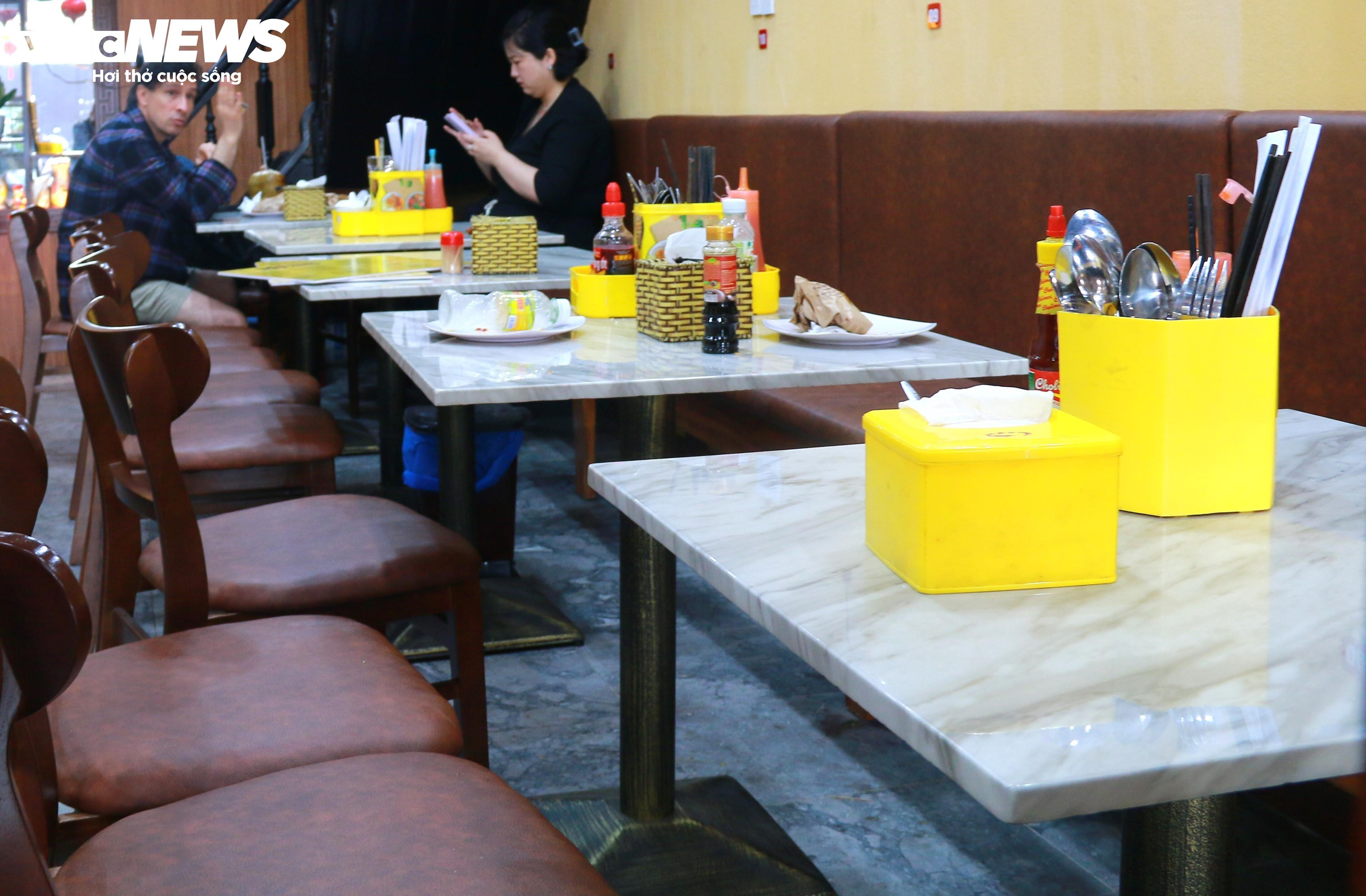 Bánh mì Phượng mở cửa trở lại sau vụ ngộ độc: Thưa thớt thực khách - 7